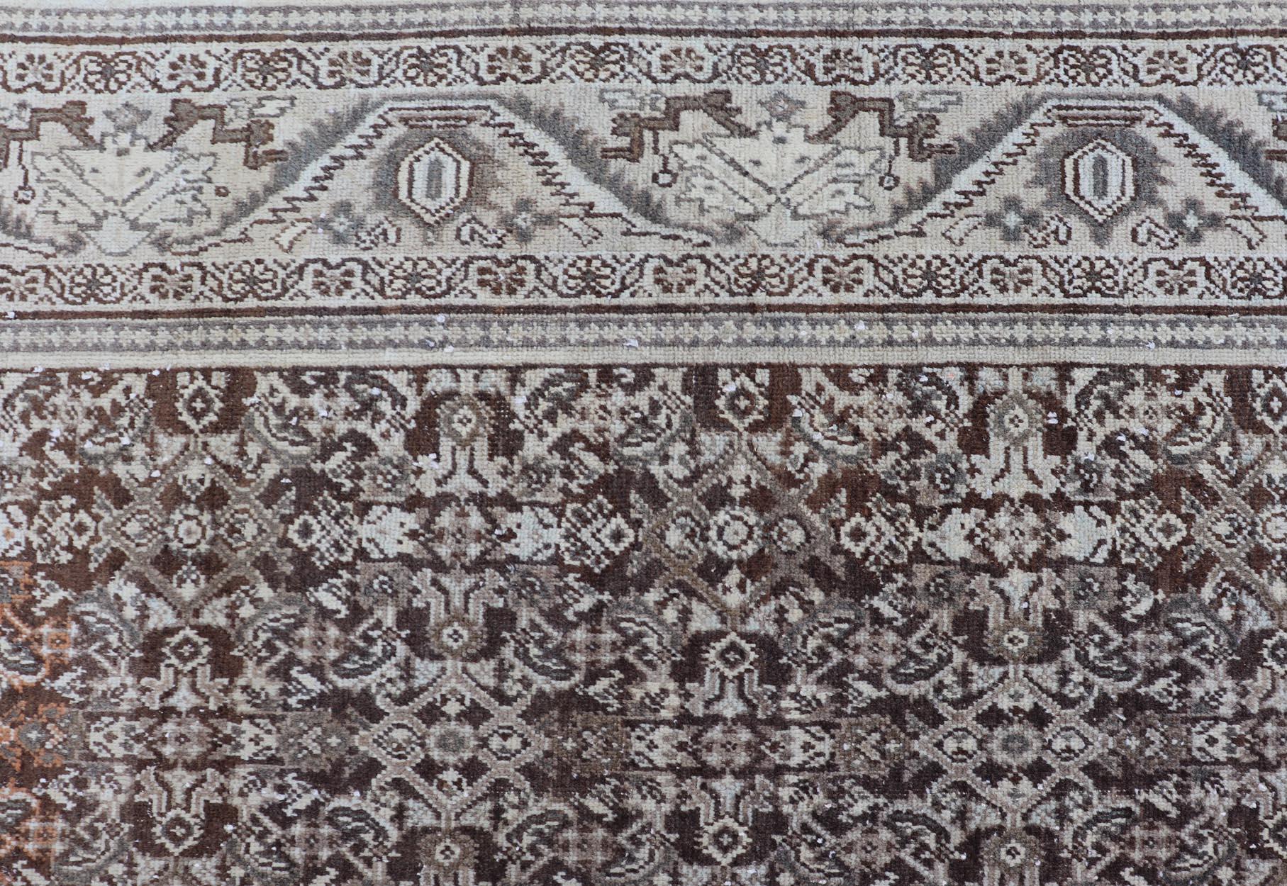 Alfombra Persa Antigua Mahal con Diseño Herati Integral en Marfil, Gris y Marrón en venta 3