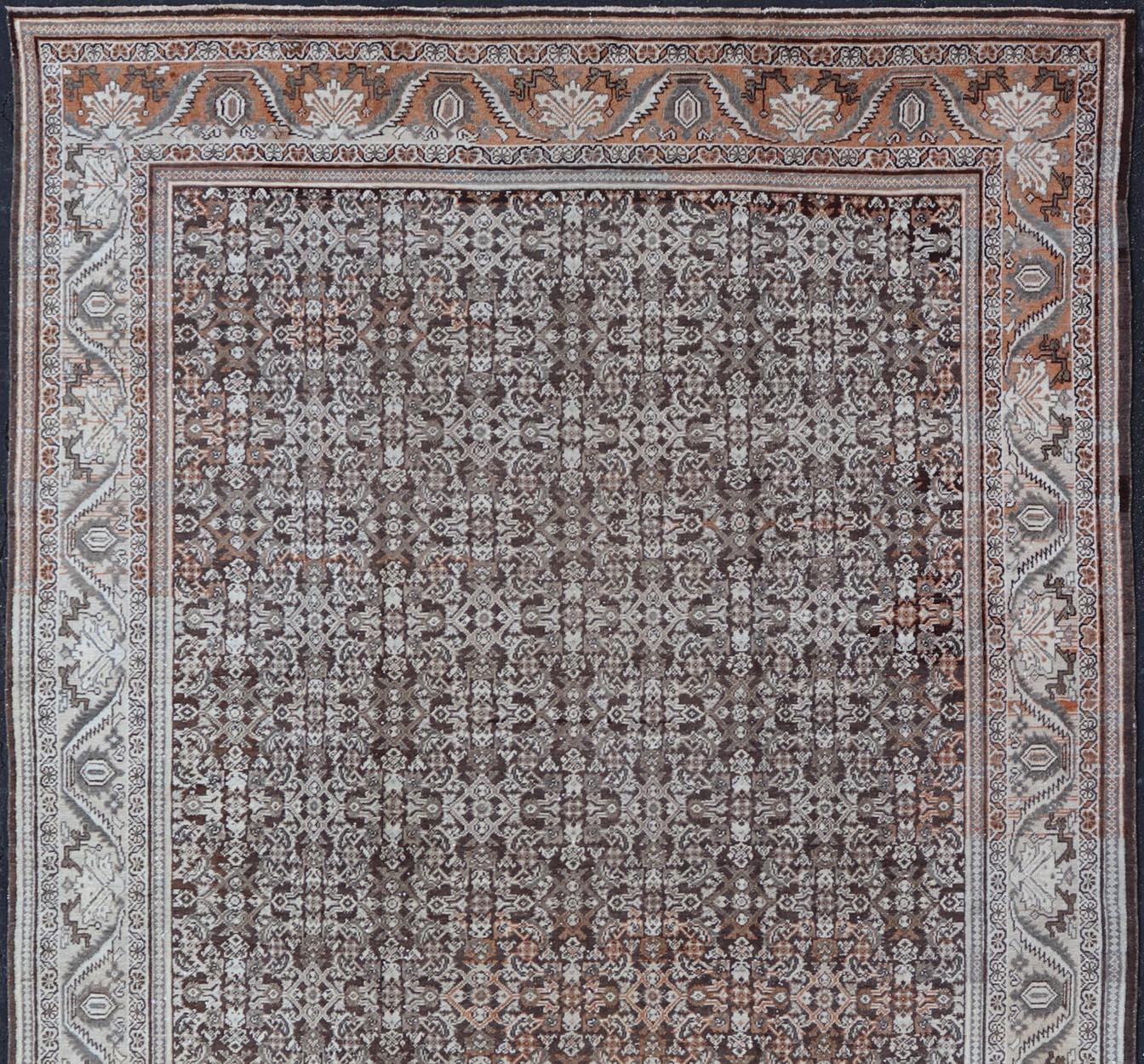 Antigua alfombra persa Mahal con diseño Herati integral en marfil, gris y marrón. Keivan Woven Arts / alfombra NA-170091, país de origen / tipo: Irán / Mahal, hacia 1920.
Medidas: 10'4 x 17'3.
Este mahal persa decorativo se basa en detalles