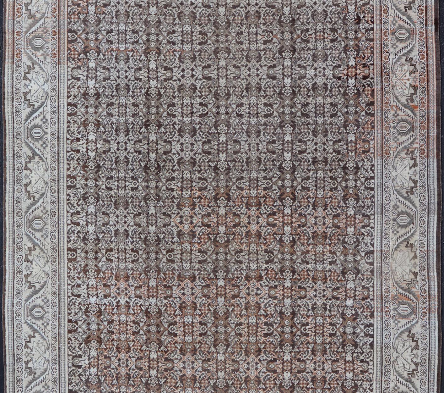 Alfombra Persa Antigua Mahal con Diseño Herati Integral en Marfil, Gris y Marrón Sultanabad en venta