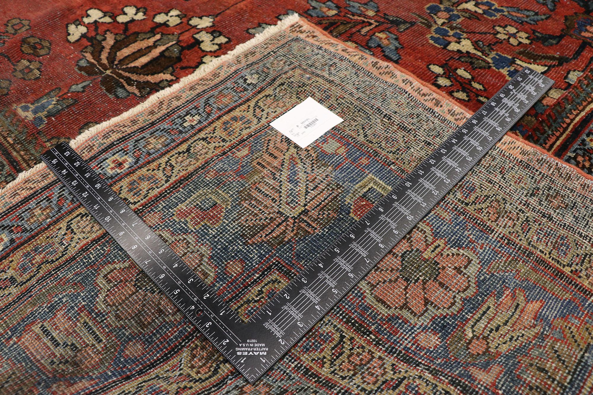 Antique Mahal Persian Palace Size Rug with Manor House Tudor Style In Good Condition For Sale In Dallas, TX