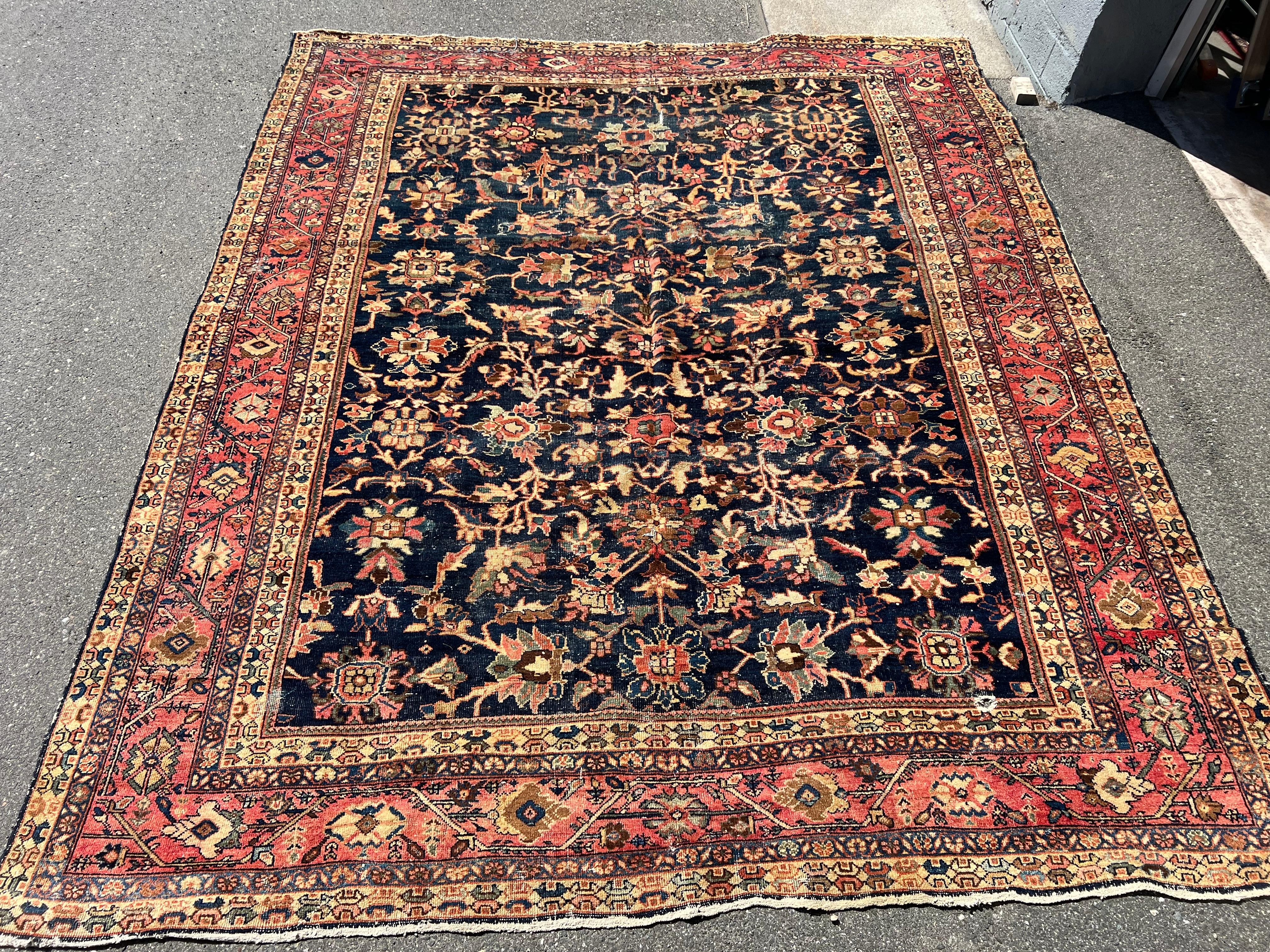 Dieser antike Mahal-Teppich wurde im späten 19. Jahrhundert in der Region Arak in Zentralpersien gewebt und zeigt ein wunderschön verteiltes Allover-Muster aus stilisierten Palmetten, Rosetten und Blattranken, die über einen satten indigoblauen