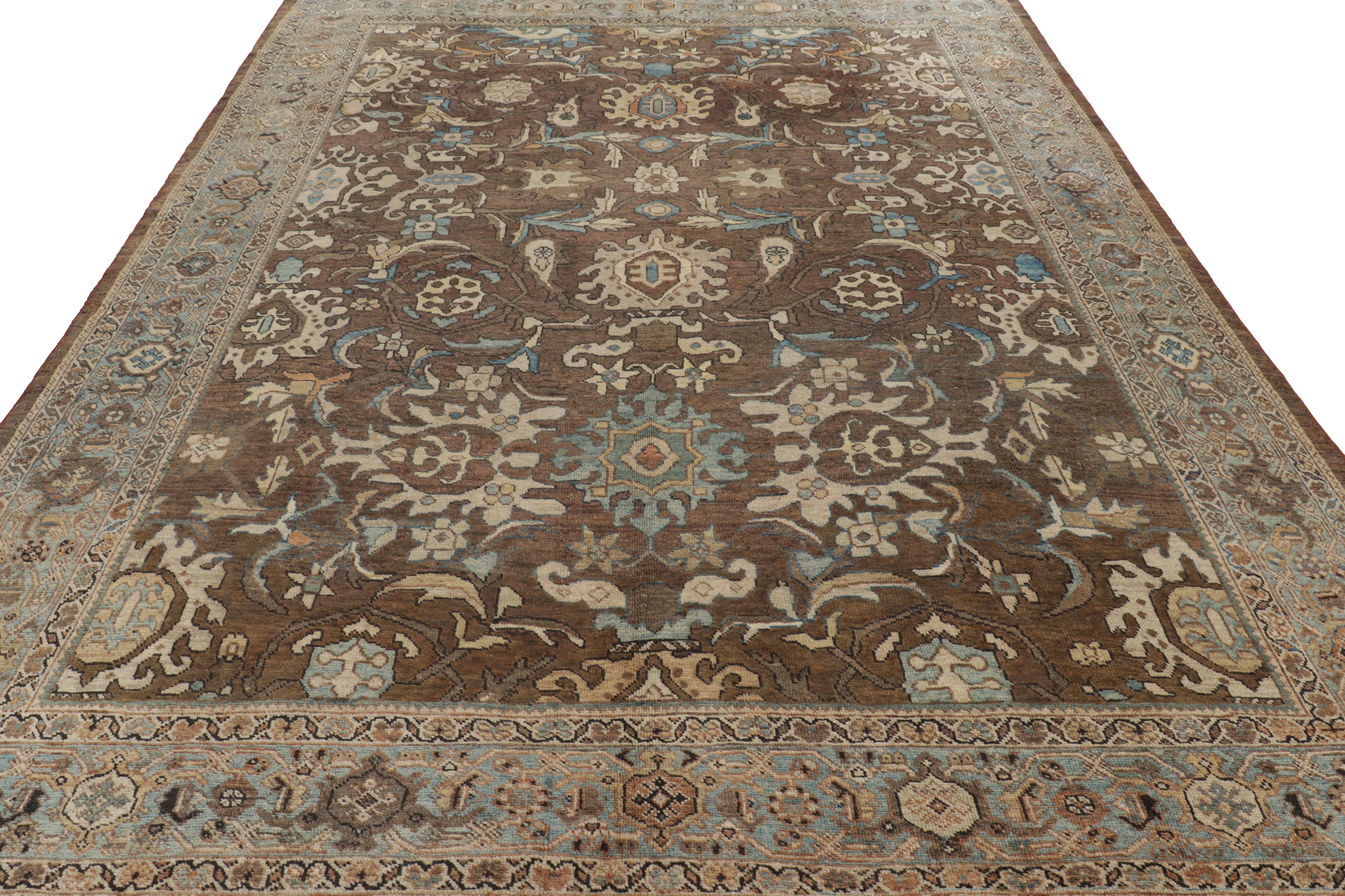 Annodato a mano Tappeto persiano Mahal antico in marrone, con fiori beige e blu da Rug & Kilim in vendita