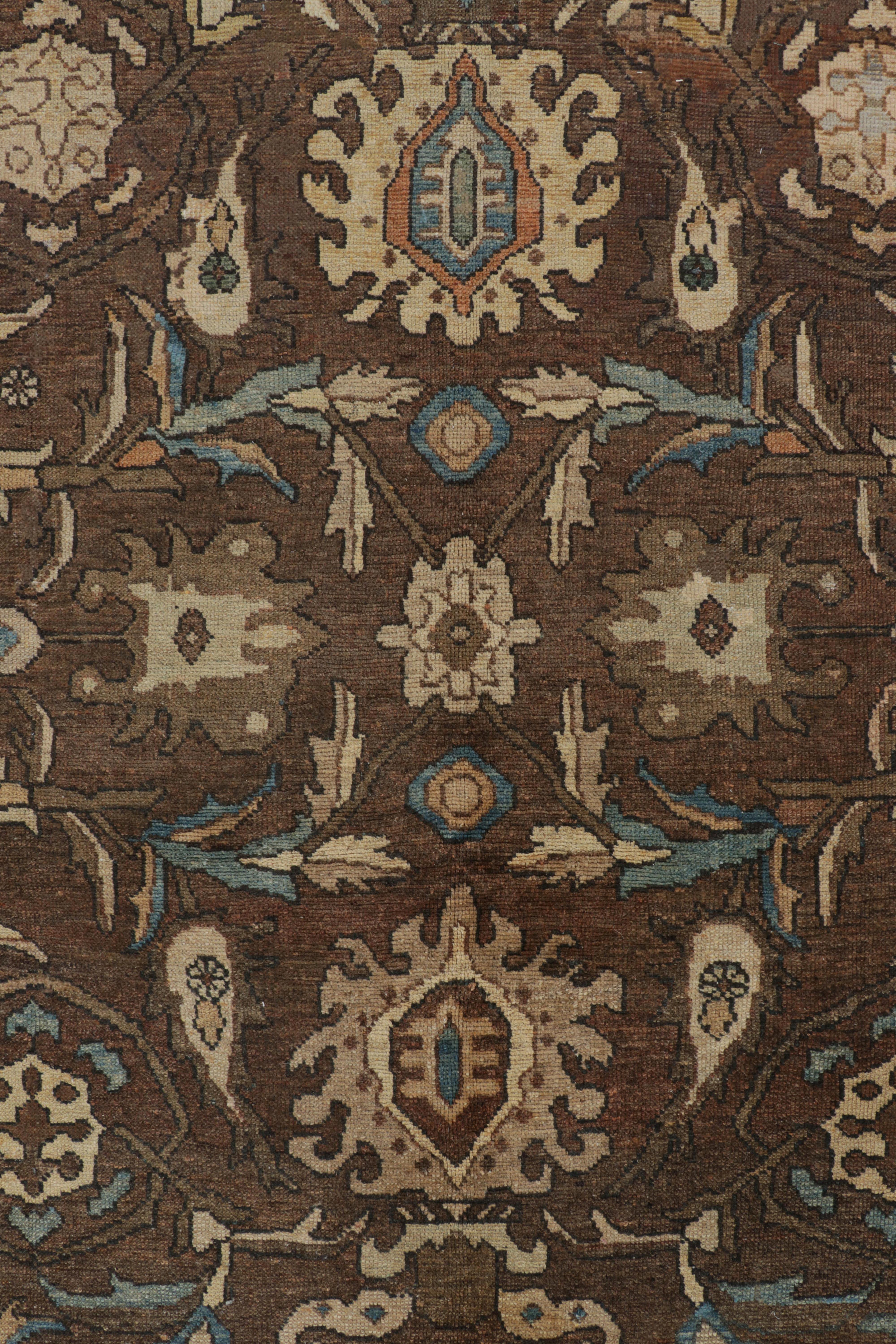 Inizio XX secolo Tappeto persiano Mahal antico in marrone, con fiori beige e blu da Rug & Kilim in vendita