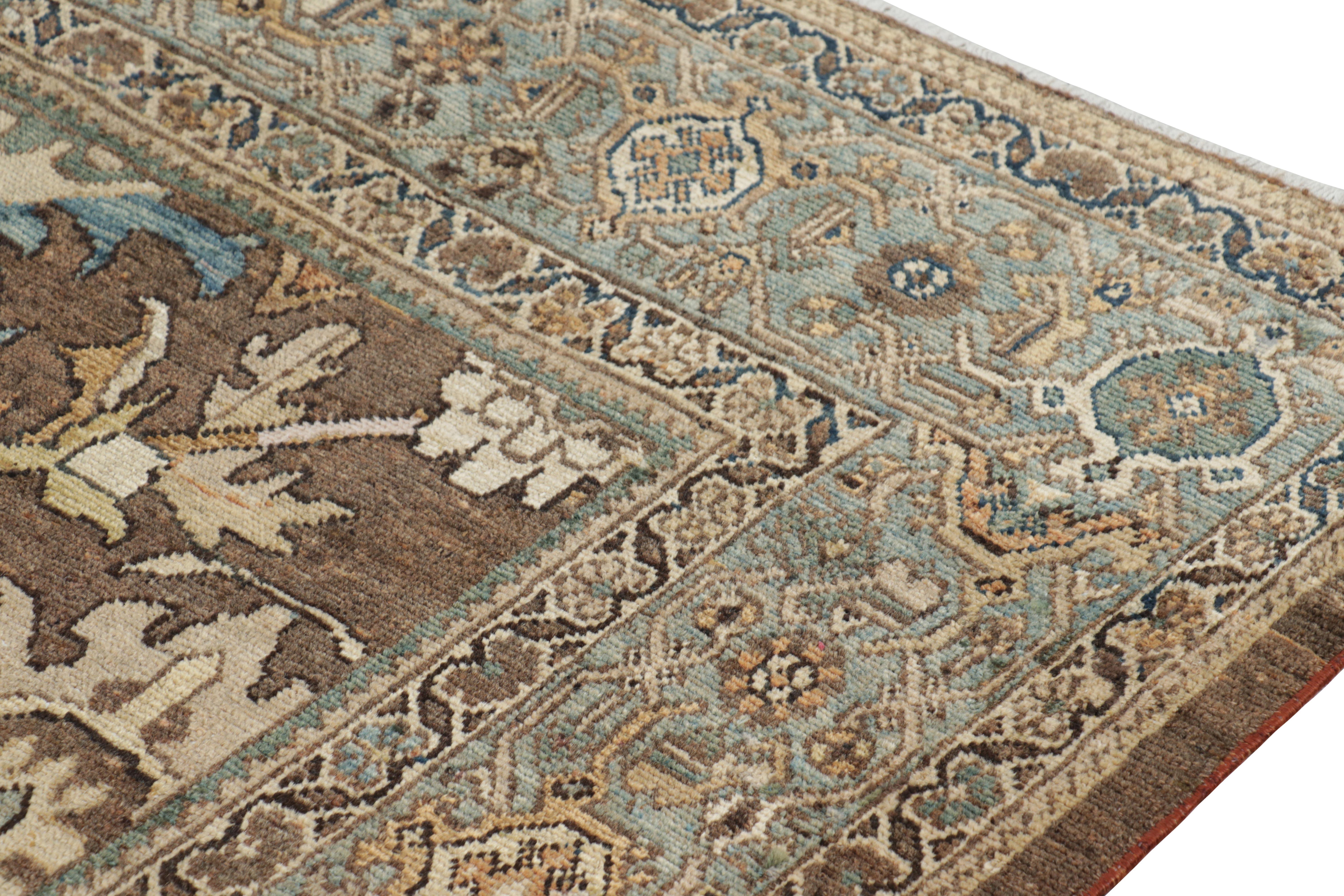 Lana Tappeto persiano Mahal antico in marrone, con fiori beige e blu da Rug & Kilim in vendita