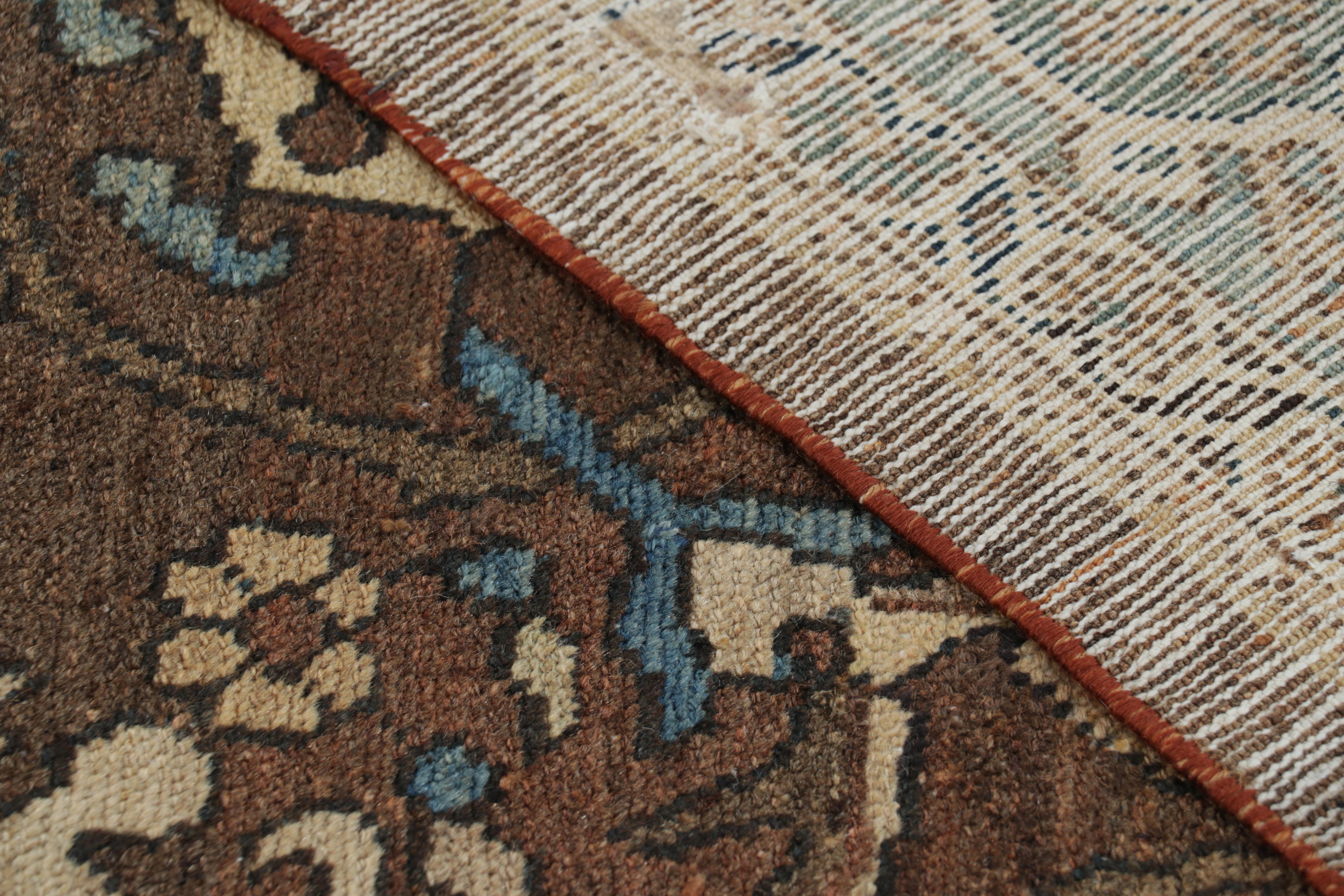 Tappeto persiano Mahal antico in marrone, con fiori beige e blu da Rug & Kilim in vendita 1