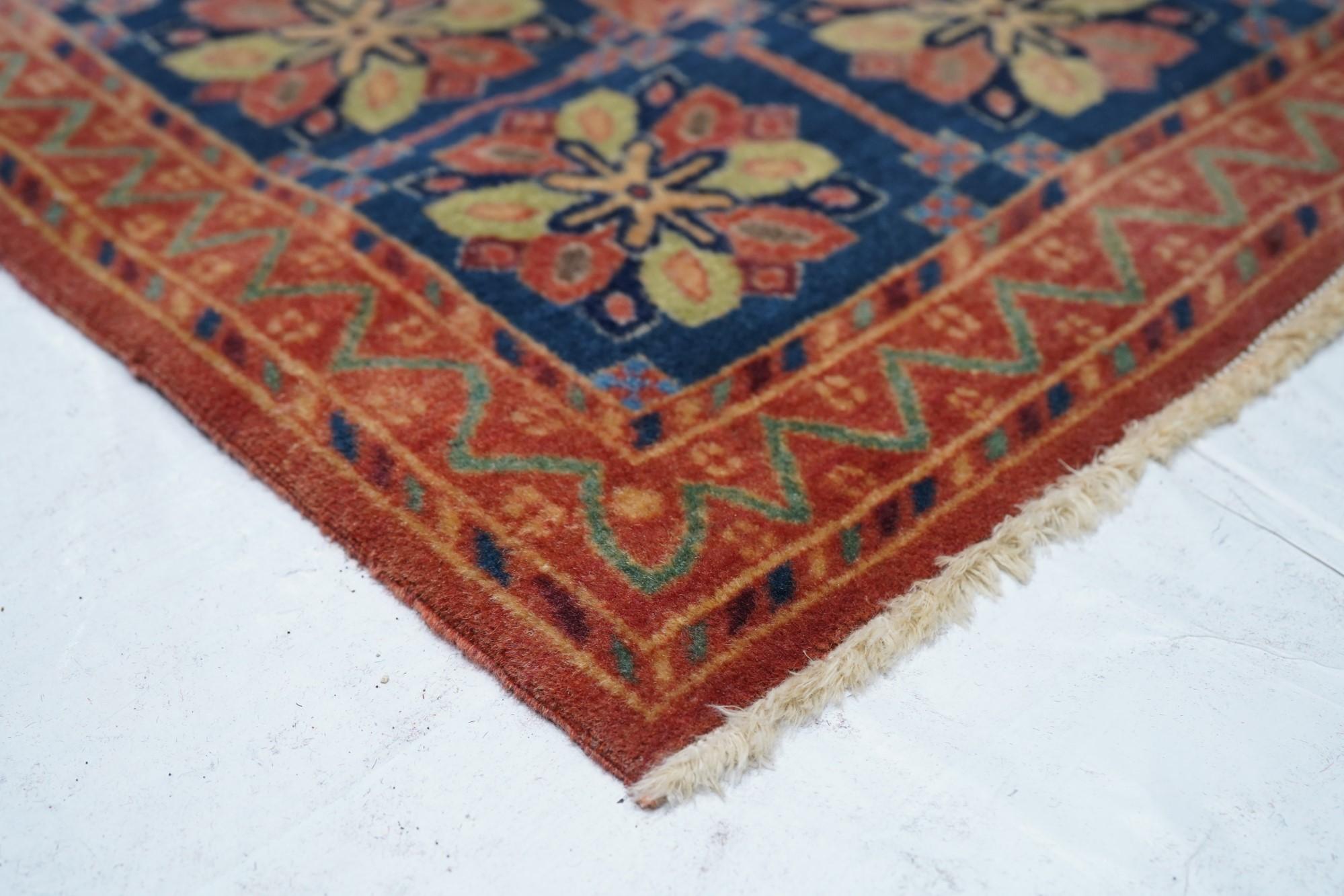 Antique Mahal Rug In Good Condition For Sale In New York, NY