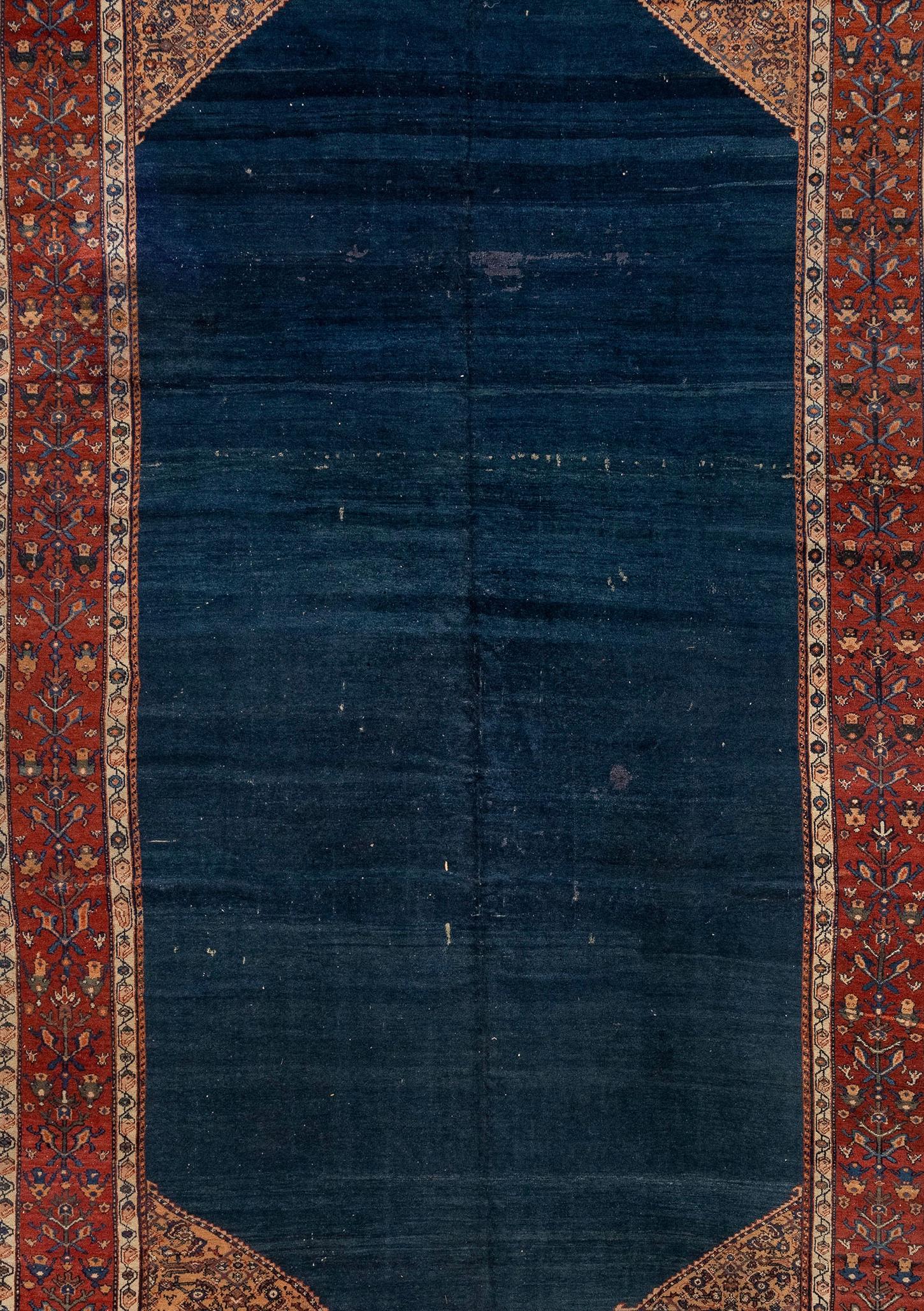 Le tapis Mahal est un tapis incroyablement vibrant et descriptif, qui frôle presque le sujet d'une forme d'art. Une belle addition à toute forme qui présente une approche et une esthétique uniques parmi les nombreuses formes de tapis orientaux et
