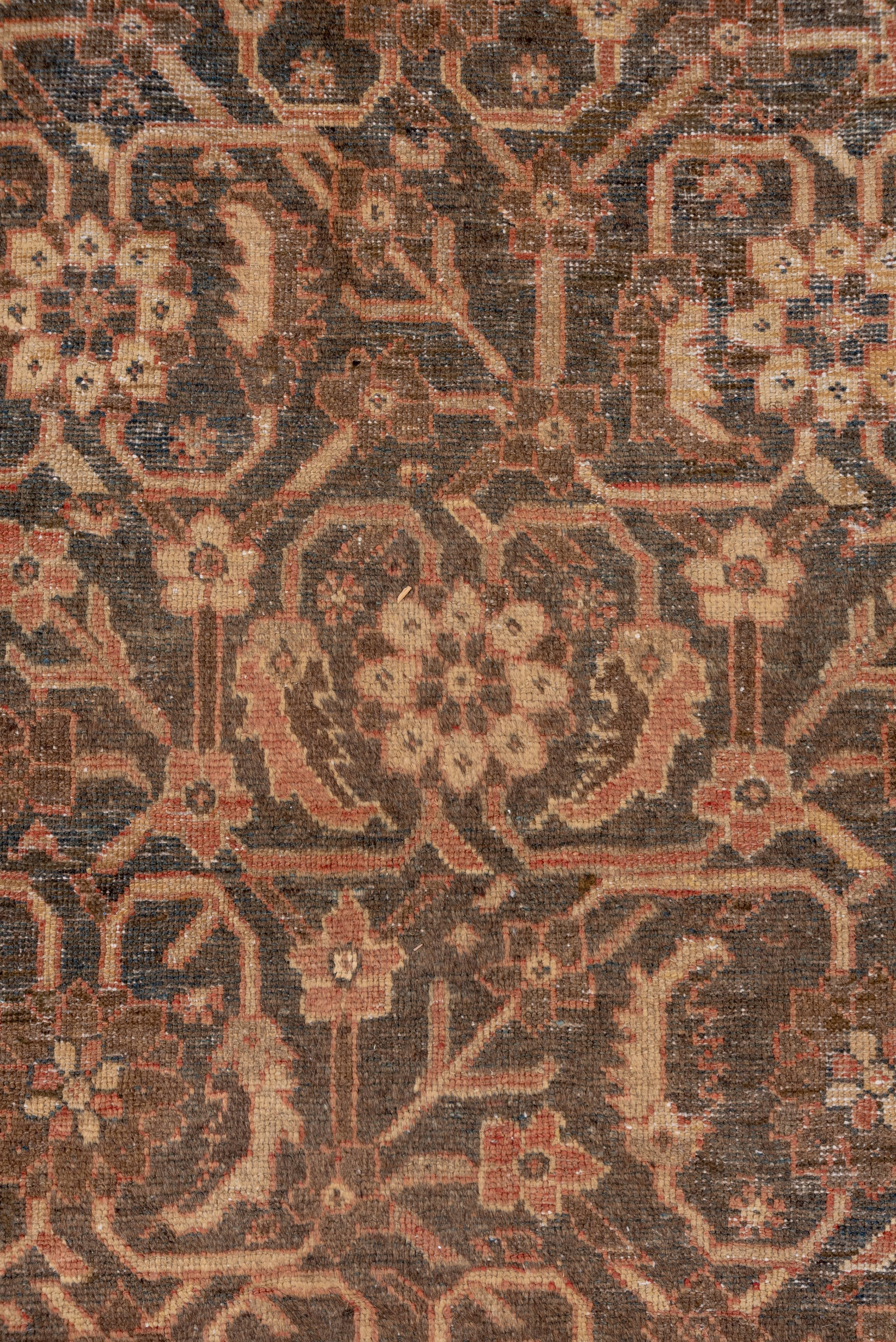 Antique Mahal Rug In Excellent Condition For Sale In New York, NY
