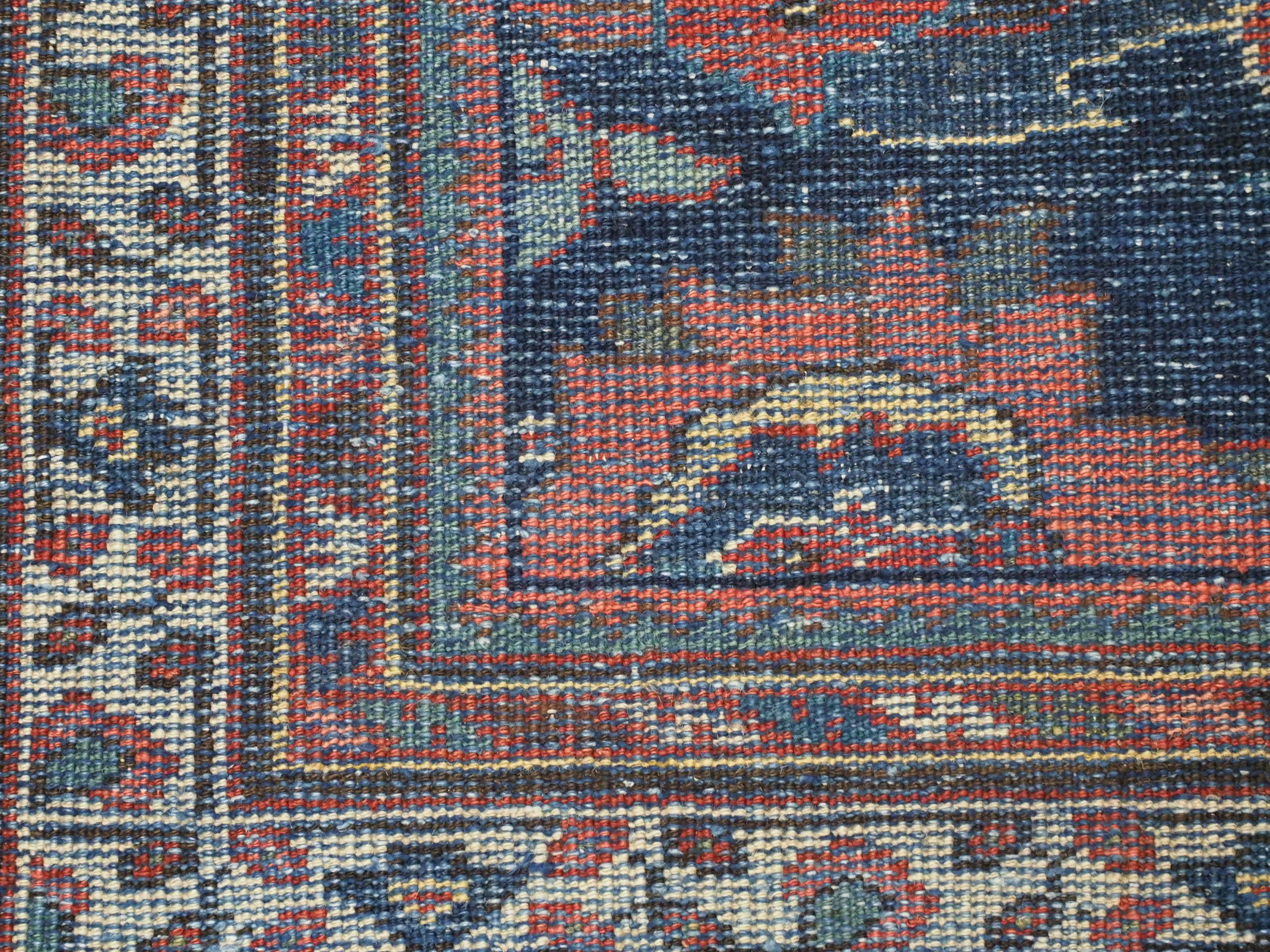  Antiker Mahal-Teppich mit großformatigem Blumenmuster.  Ca. 1920. im Angebot 6