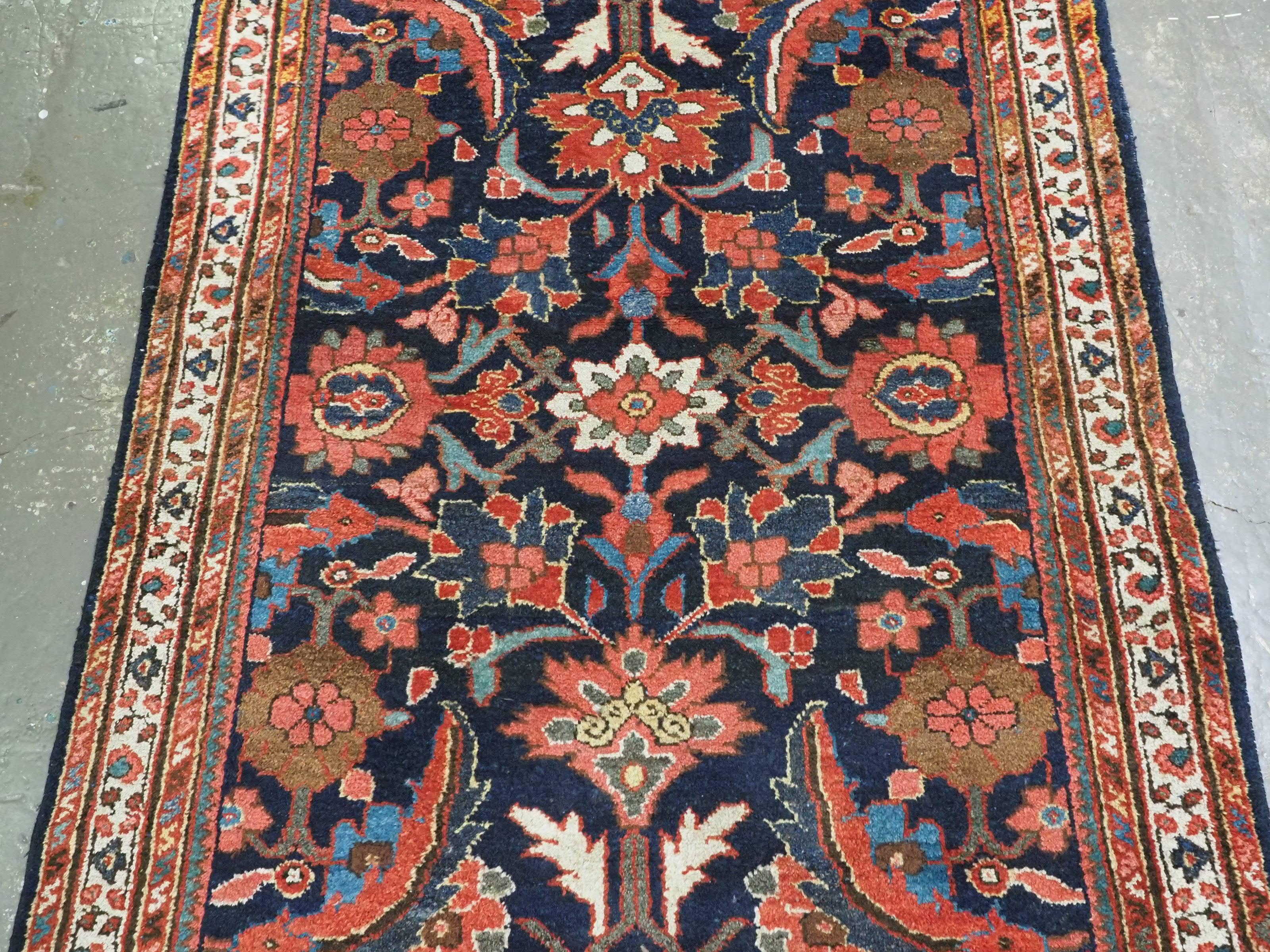  Antique Mahal rug with large scale floral design.  Circa 1920. In Good Condition For Sale In Moreton-In-Marsh, GB