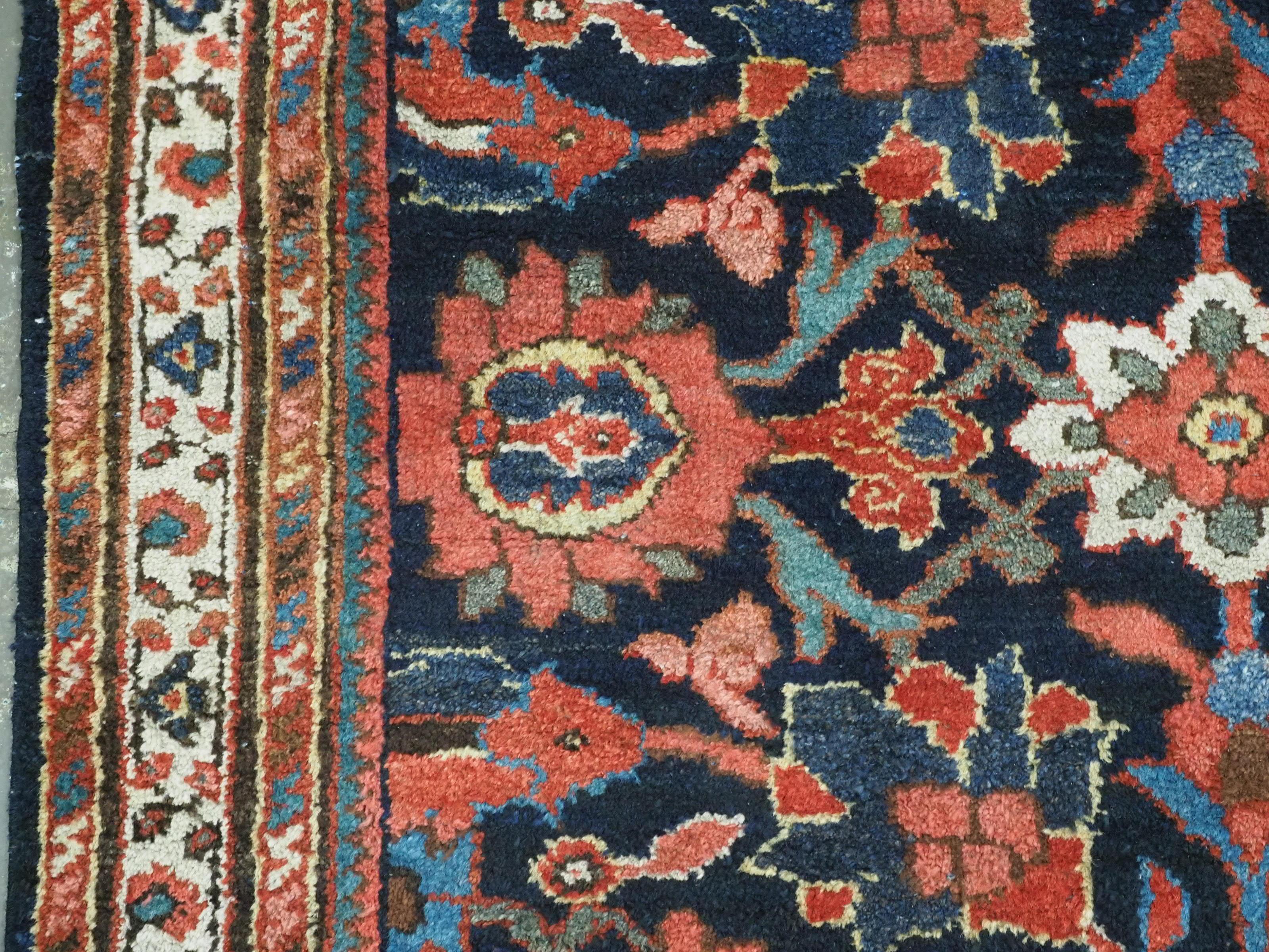  Antiker Mahal-Teppich mit großformatigem Blumenmuster.  Ca. 1920. im Angebot 1