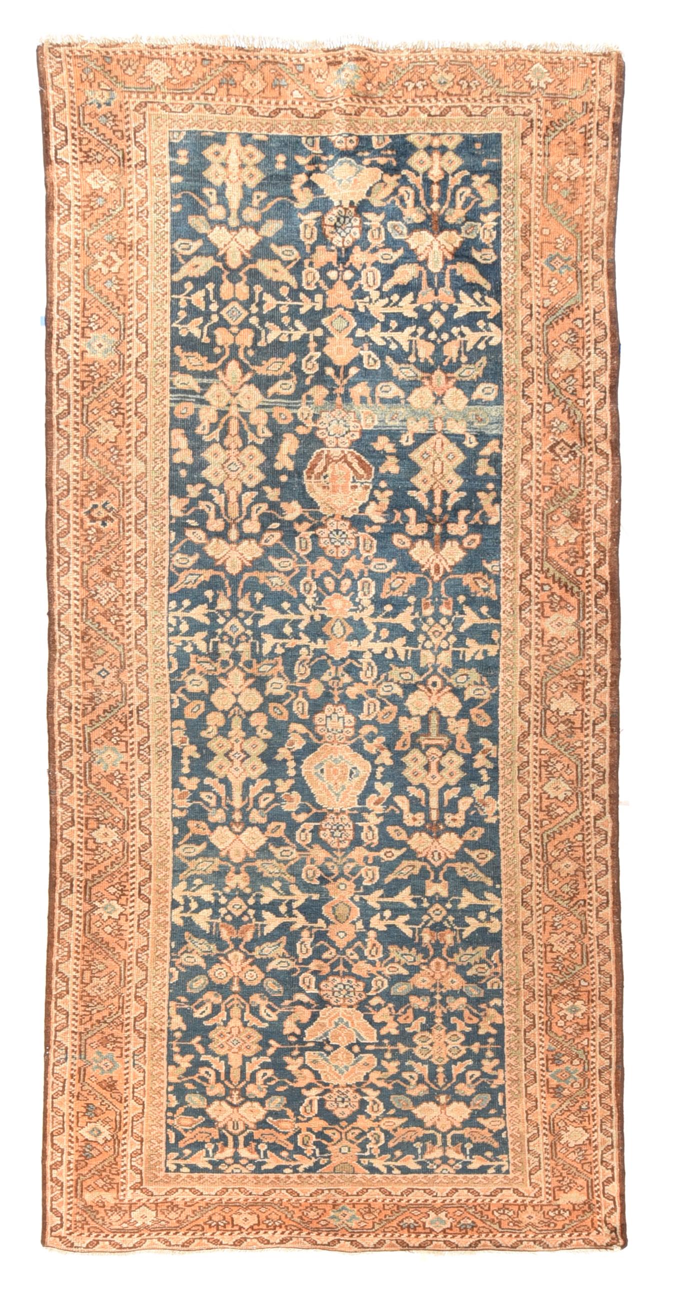 Antique Mahal Sultanabad Rug In Good Condition For Sale In New York, NY