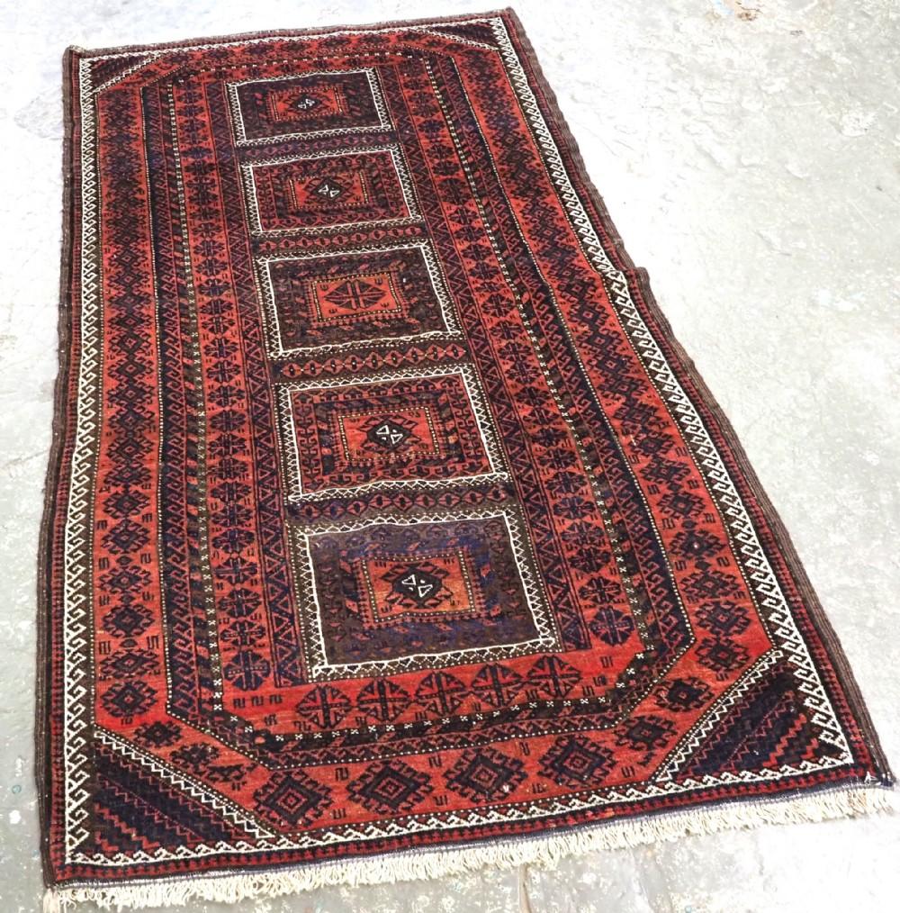 Antico tappeto Baluch della tribù Mahdad Khani della regione di Khorasan, nella Persia orientale.
Circa 1900

Un buon tappeto Baluch con uno dei disegni meno comuni, un'unica fila di cinque medaglioni a scatola circondati da bordi ripetuti di