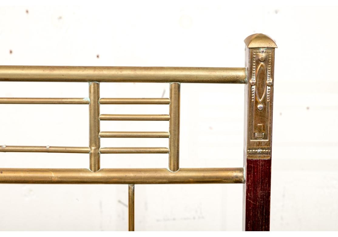 Metallo Antico mobile musicale in mogano e ottone in stile estetico in vendita