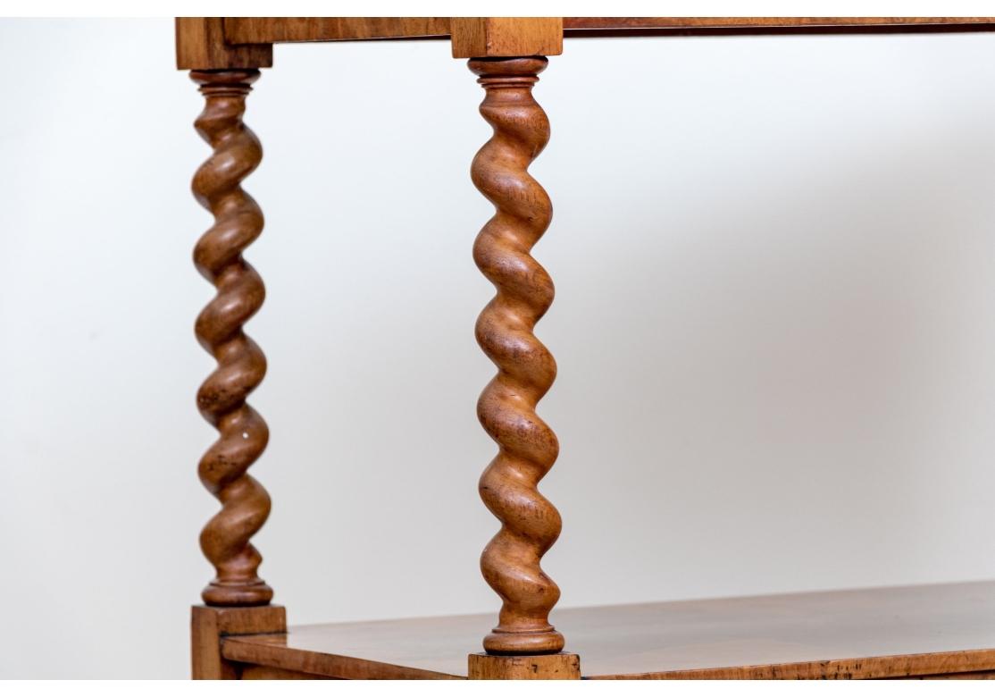 Auf vier Rollen für die Mobilität mit Gerste Twist geschnitzt unterstützt, um die mittlere abgestufte Regal mit einzigen Schublade mit geschnitzten Gerste Twist unterstützt, um die obere Ebene mit drei Viertel Galerie. Schublade mit zwei