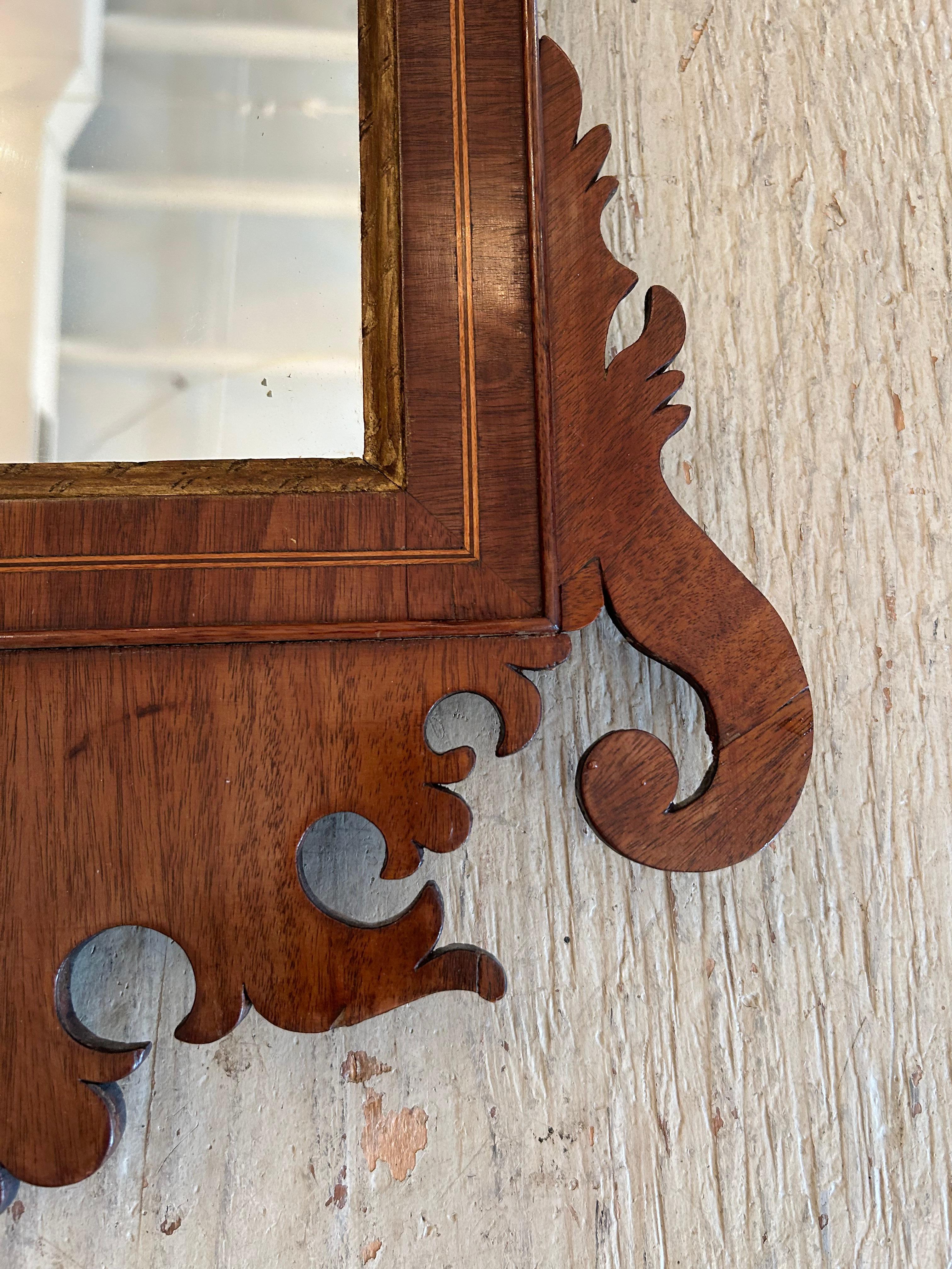 Bellissima specchiera antica americana di Chippendale con intarsi in legno di frutta e decorazioni ovali a conchiglia nella parte superiore e decorazioni in legno dorato sui lati con rosette e foglie e urne con fiori e grano nella parte superiore. 