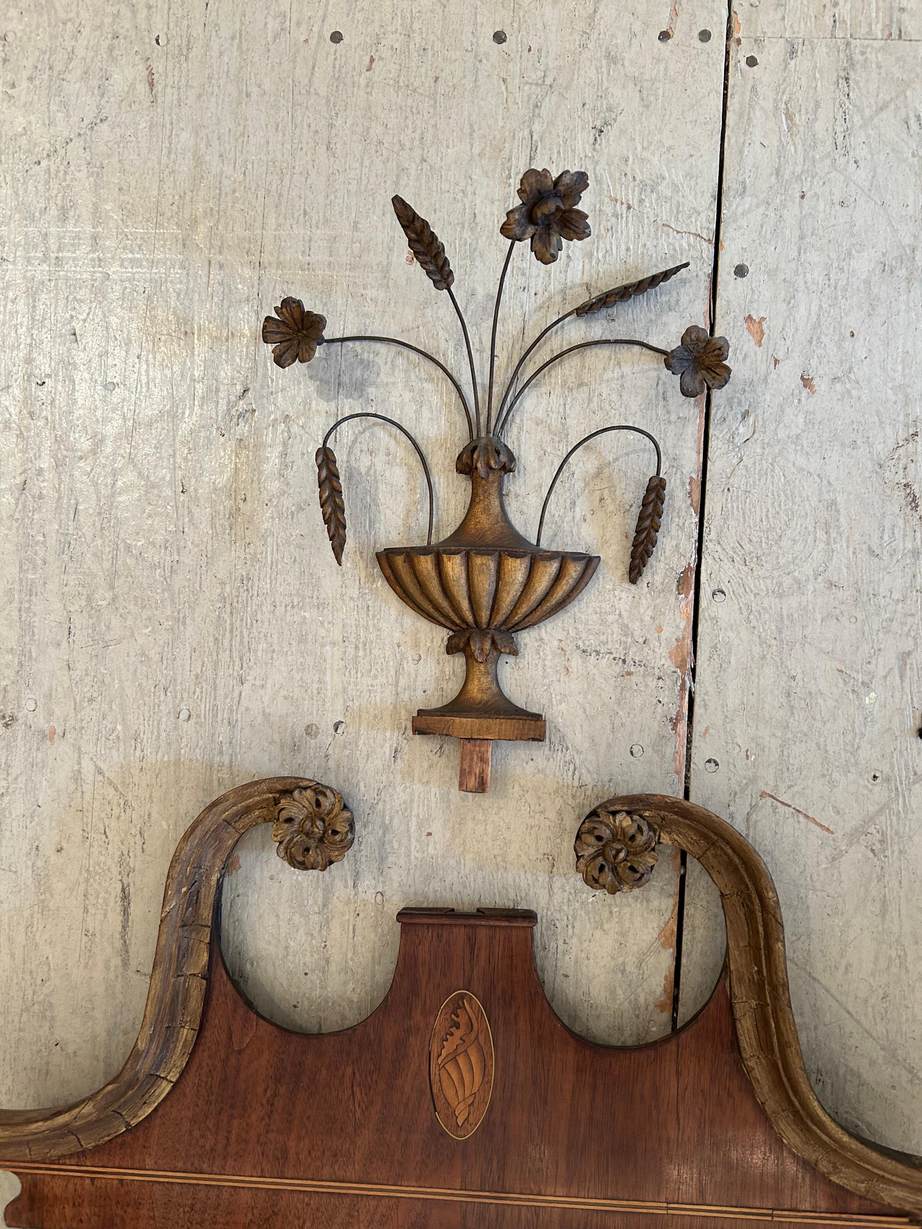 Chippendale Antique Mirror americano in mogano e legno dorato in vendita