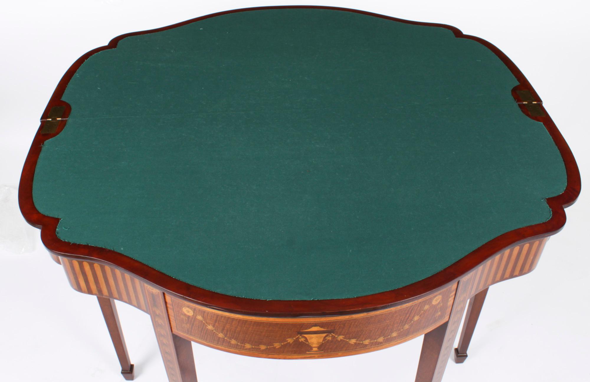 Acajou Table Console ancienne en acajou et bois de satin incrusté de cartes serpentines 19ème siècle en vente