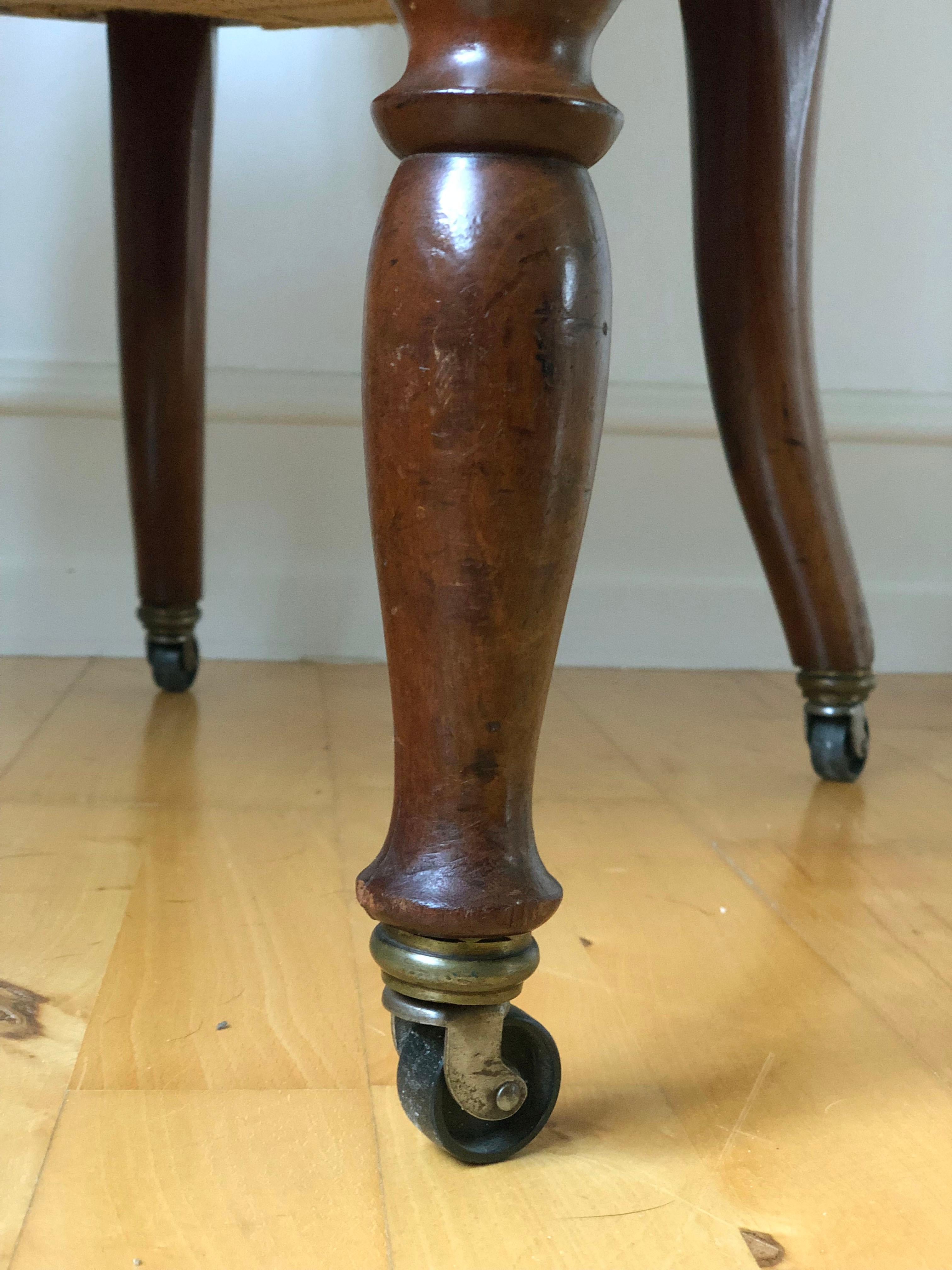 Antique Mahogany Armchair with Burgundy Fabric and Casters United Kingdom In Good Condition In Sakskøbing, DK