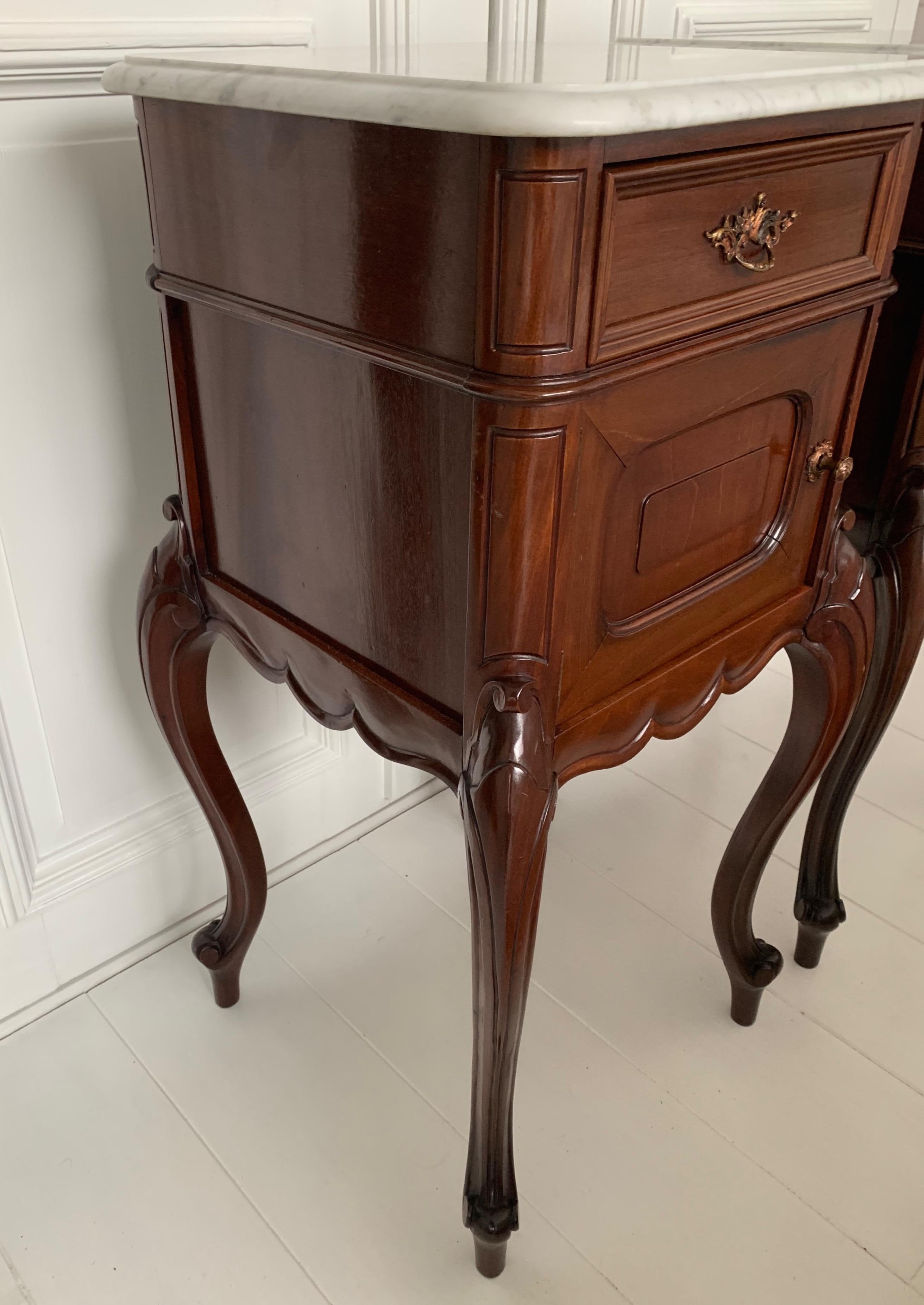 Wonderful Nutwood Bedside Cabinets / Night Stands w. Snow White Marble Tops For Sale 11