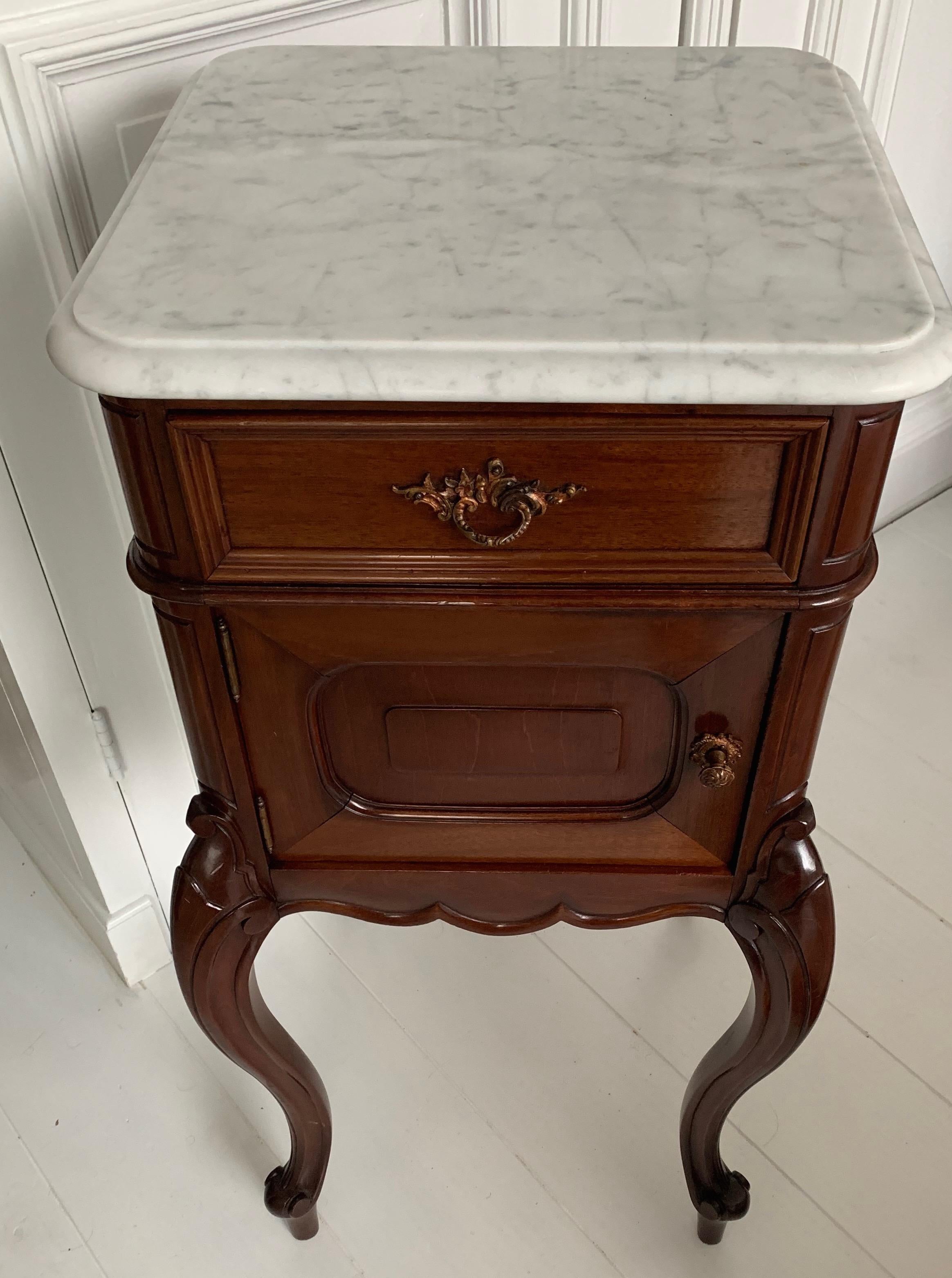 Hand-Carved Wonderful Nutwood Bedside Cabinets / Night Stands w. Snow White Marble Tops For Sale