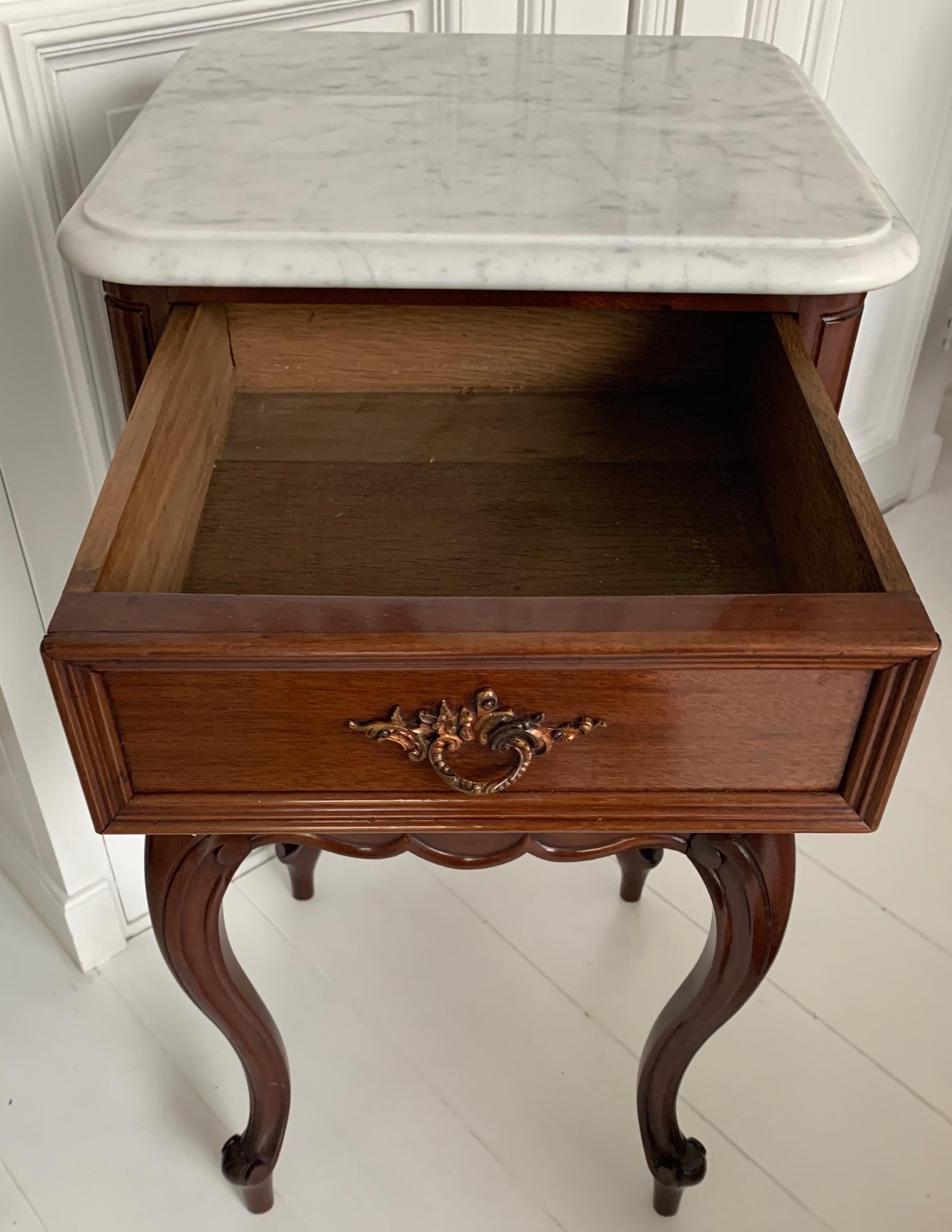 Wonderful Nutwood Bedside Cabinets / Night Stands w. Snow White Marble Tops In Good Condition For Sale In Lisse, NL