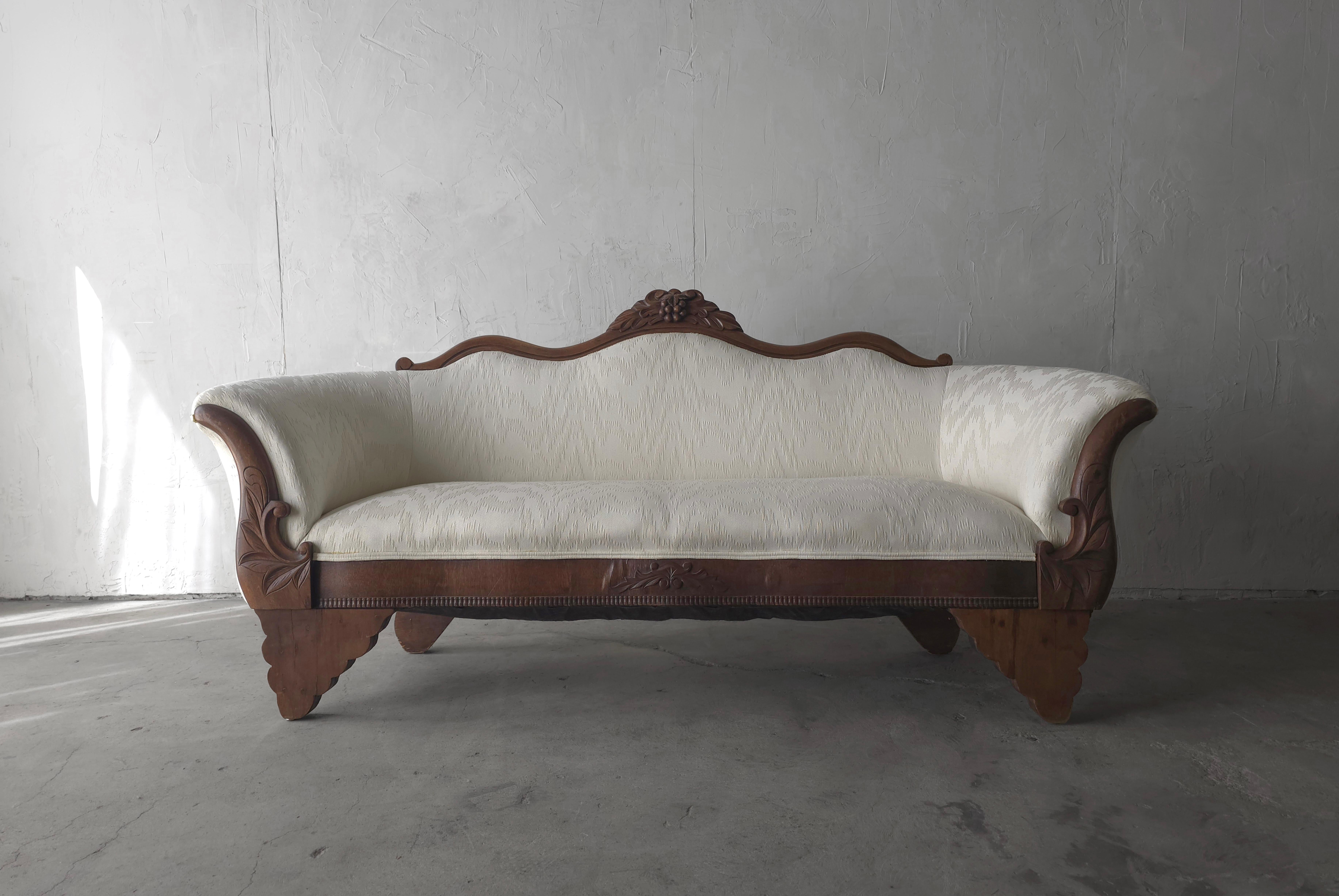 Magnifique canapé ancien en acajou.  Cette pièce attire l'attention, elle est si belle qu'elle ressemble à une œuvre d'art.  Il conserve une empreinte étroite, semblable à celle d'un banc, ce qui le rend parfait dans une entrée ou une chambre où