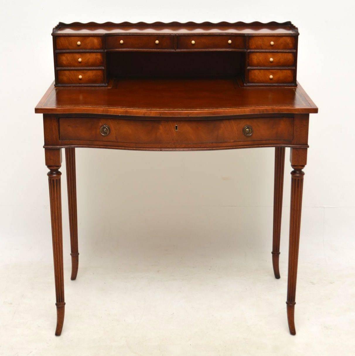 Fine quality antique Sheraton style mahogany Bonheur Du Jour desk in good original condition and dating from circa 1950s period. This exquisite item of furniture has some lovely features and is very elegant too. This desk has a bank of small drawers