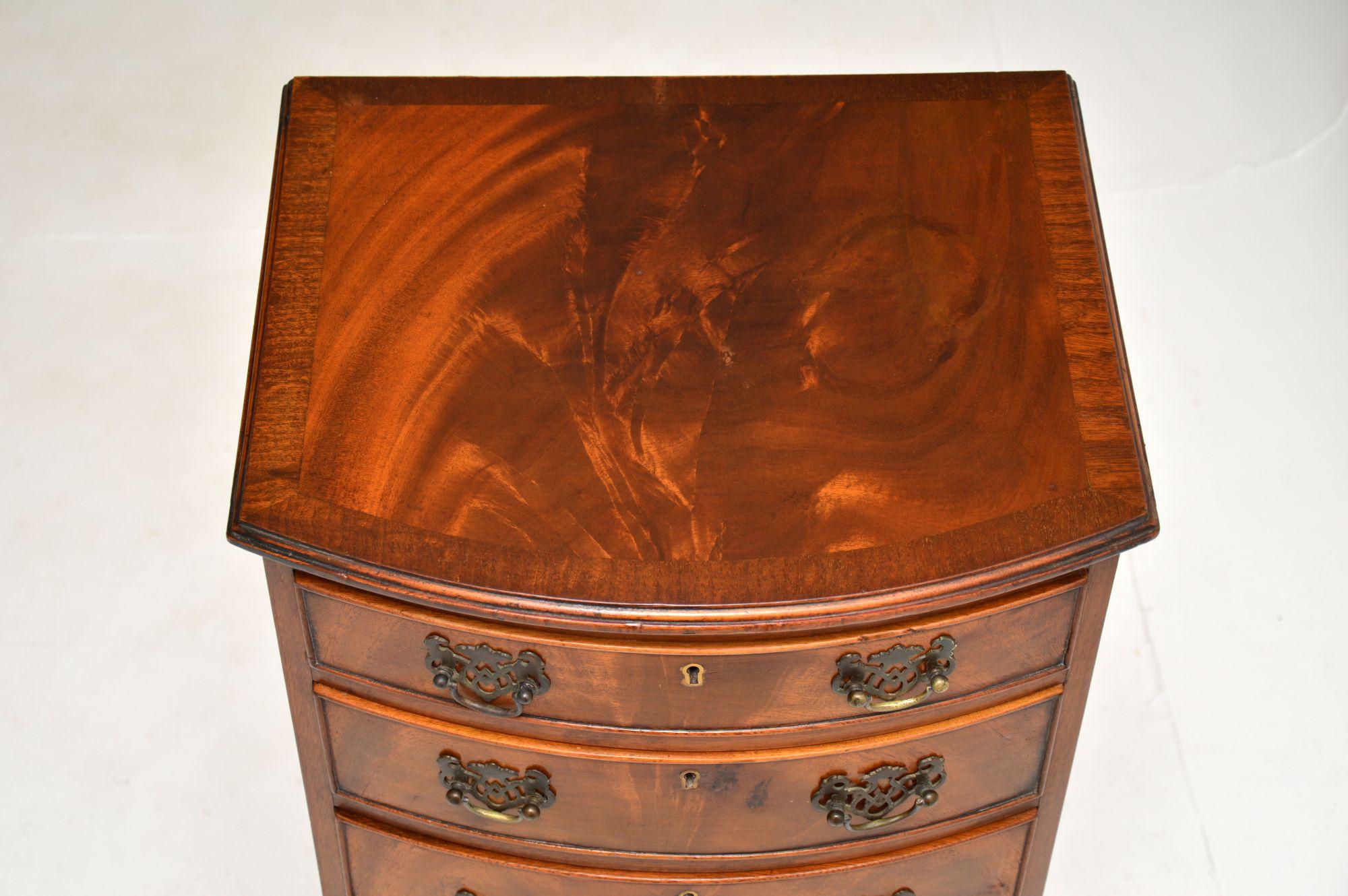 Antique Mahogany Bow Front Chest of Drawers In Good Condition In London, GB