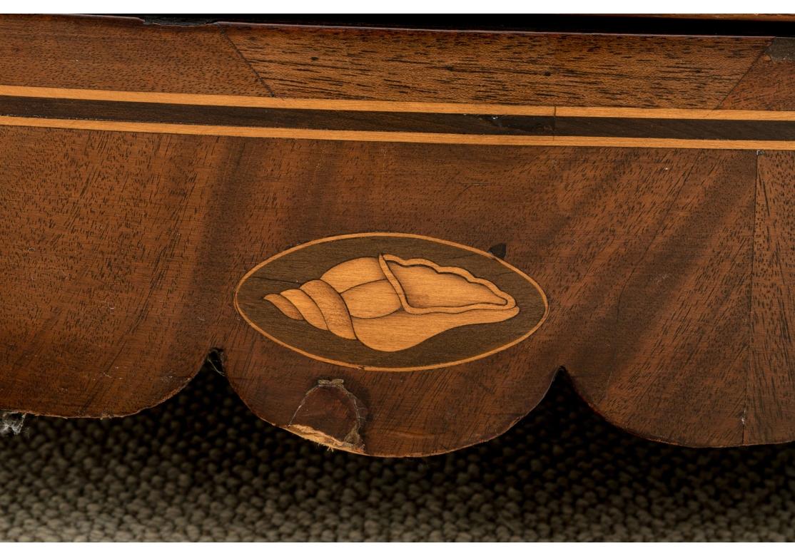 Antike Mahagoni-Kommode mit vier Schubladenfront aus Mahagoni im Zustand „Starke Gebrauchsspuren“ im Angebot in Bridgeport, CT