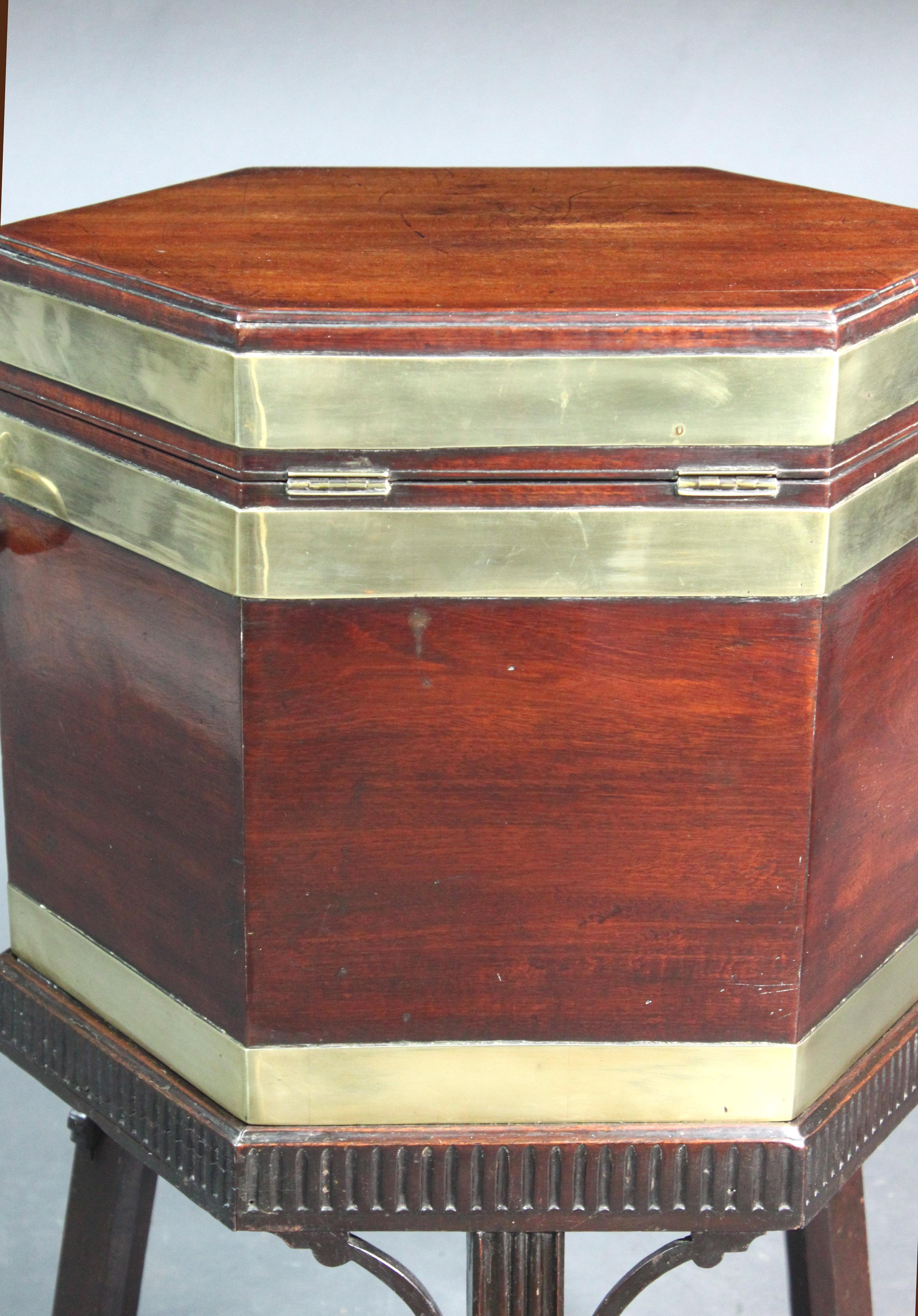Enfriador de Vino Antiguo de Caoba con Latón Jorge III en venta