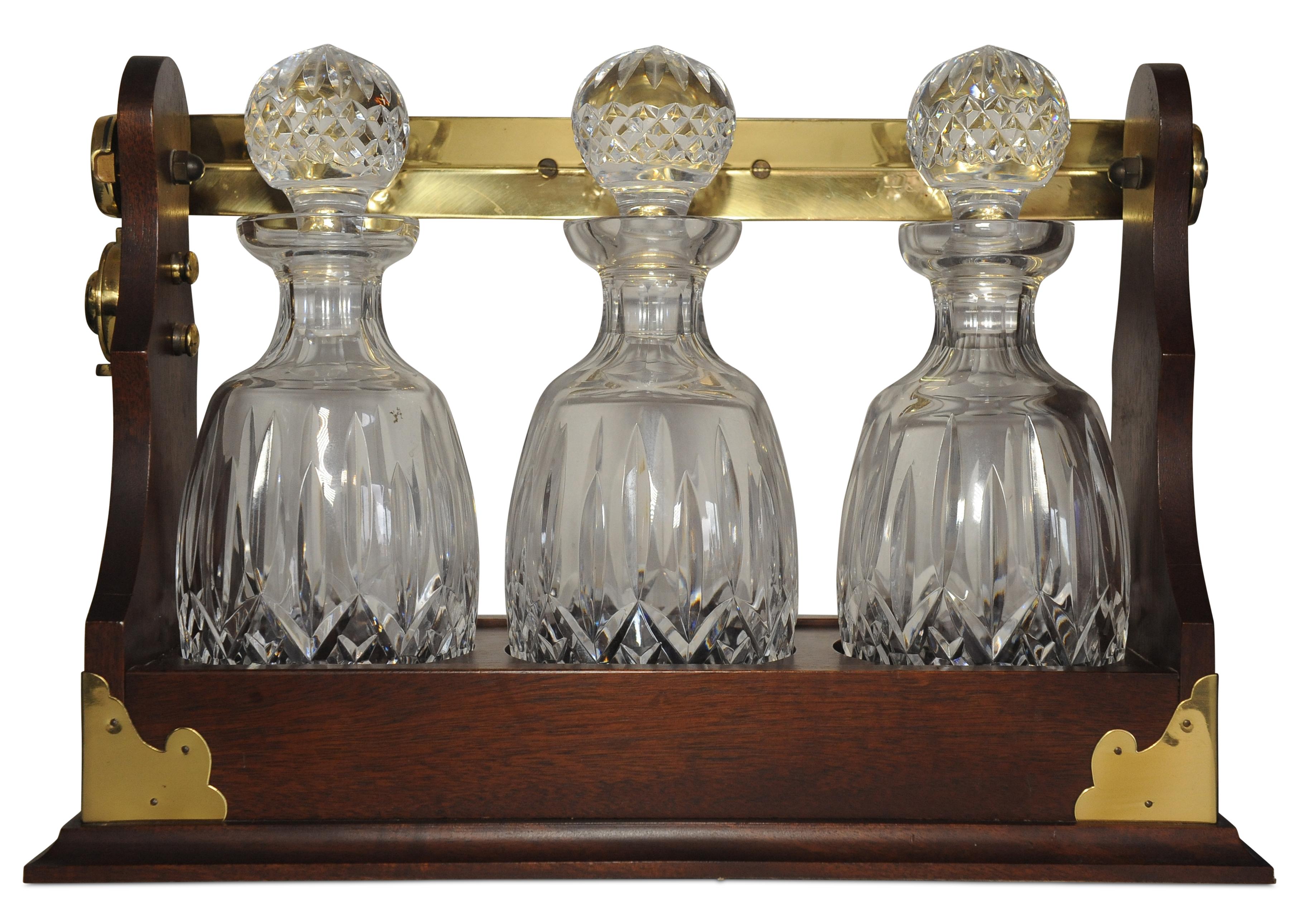 Antike Tantalus aus Mahagoni und Messing mit drei geschliffenen Glaskaraffen, Tantalus (Edwardian) im Angebot
