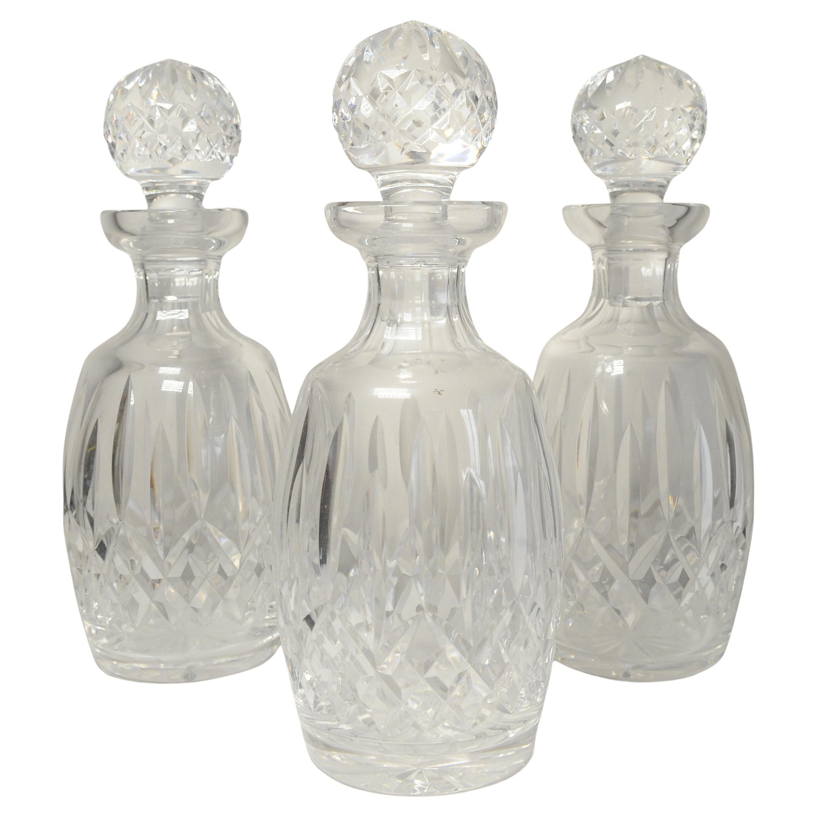 Antike Tantalus aus Mahagoni und Messing mit drei geschliffenen Glaskaraffen, Tantalus (Geschliffenes Glas) im Angebot