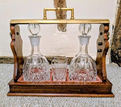 Tántalo Antiguo De Caoba Y Latón Con Decantadores Y Copas De Cristal Tallado