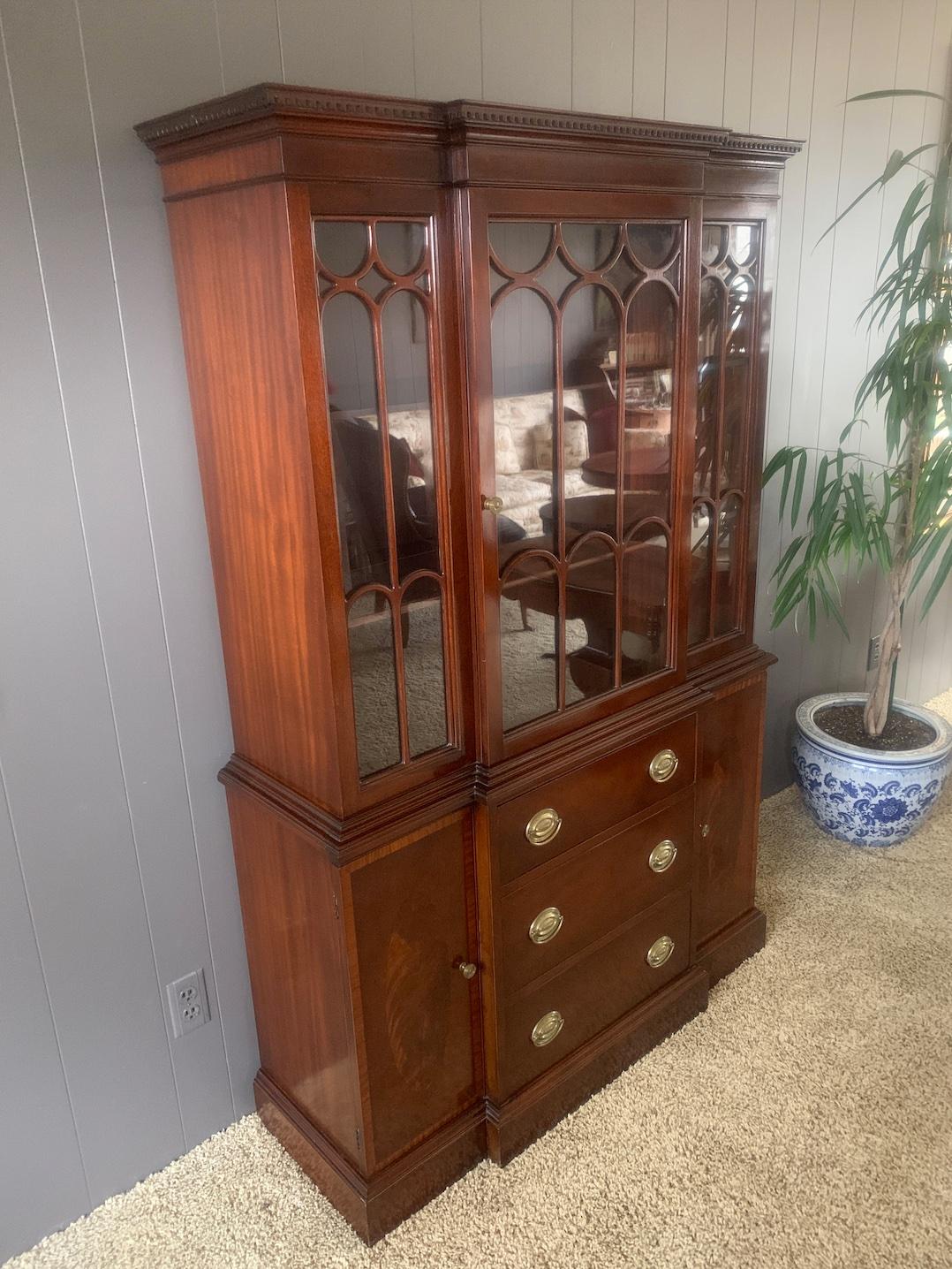 An exceptional antique Georgian style breakfront china cabinet or bookcase

USA, early 20th century

Flame mahogany, with glass front doors, and original brass hardware.

Measures: 44.5