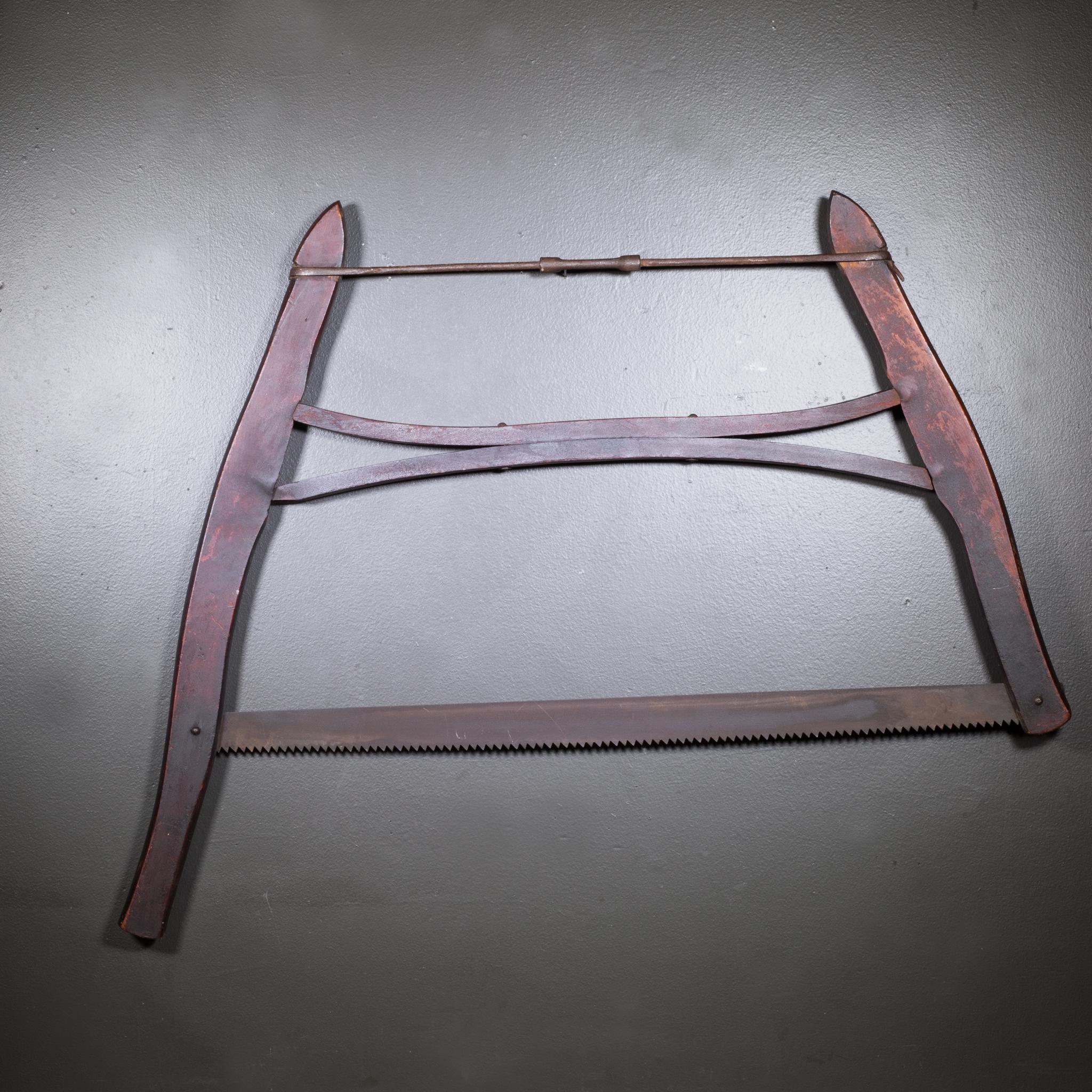À PROPOS DE

Une scie à tronçonner en acajou avec une barre de tension et une lame en acier.

    CREATEUR Inconnu. 
    A.I.C. c.1910-1930.
    MATÉRIAUX ET TECHNIQUES Acier, Acajou. 
    CONDITION Bon. Usure conforme à l'âge et à l'utilisation.
  