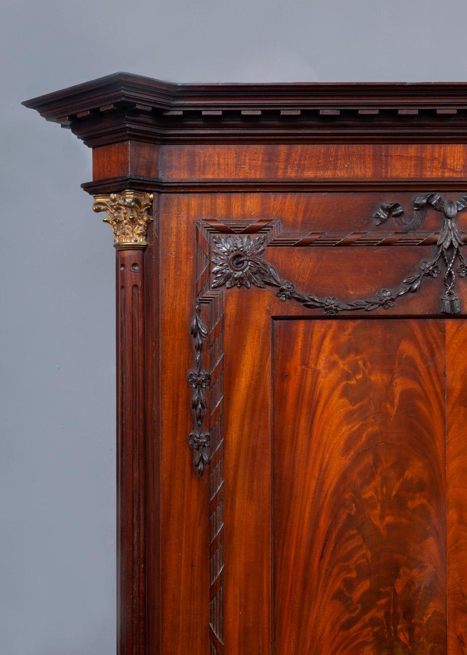 Une belle presse à linge/armoire néoclassique en acajou de la fin du 18ème siècle en fantastique état d'origine. Avec deux grandes portes de placard et trois tiroirs.
L'ébéniste n'a utilisé que les plus belles coupes d'acajou pour produire cette