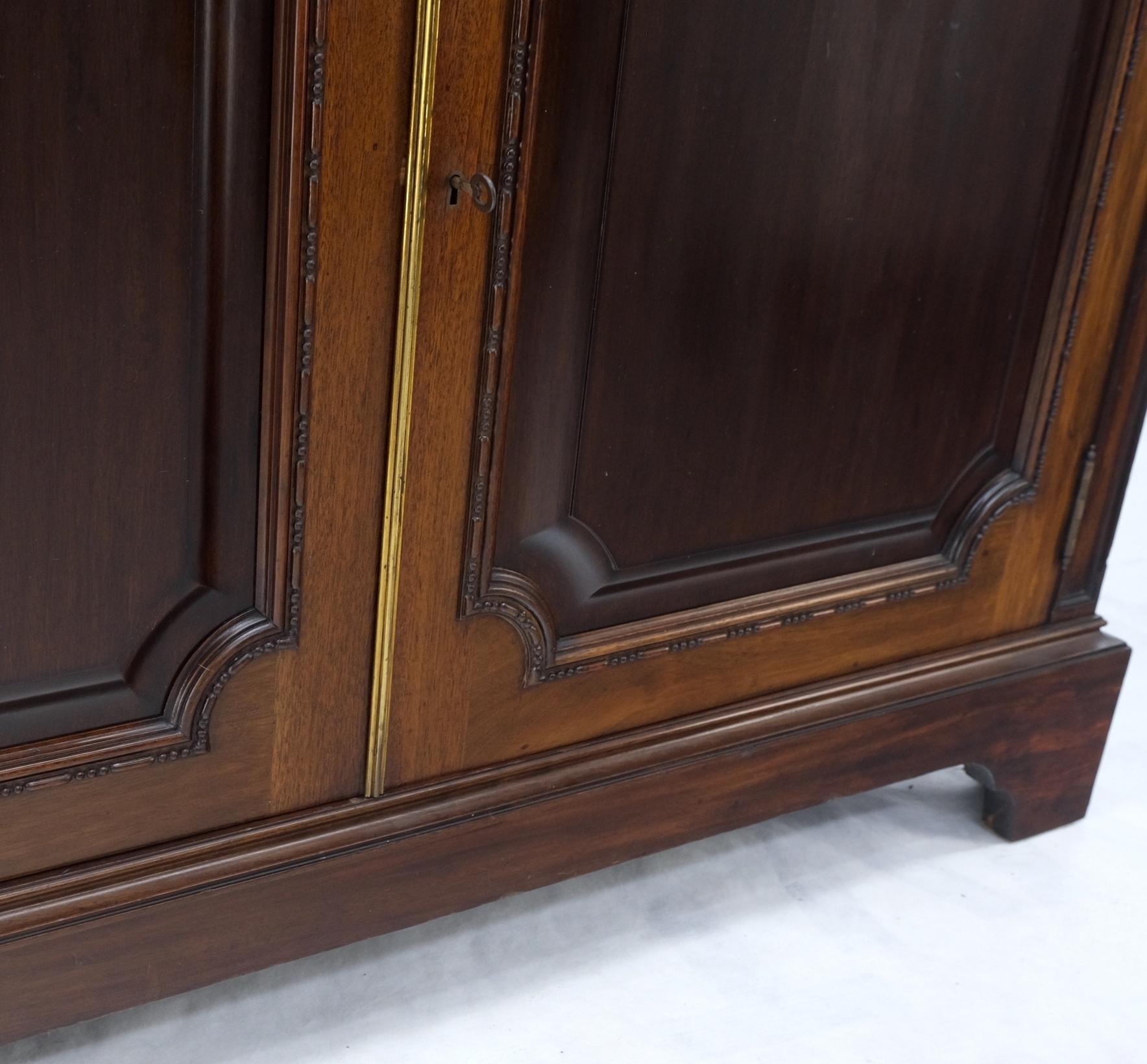 Armoire d'armoire en deux parties en acajou sculpté avec bordure en corde, Vitrine MINT en vente 3