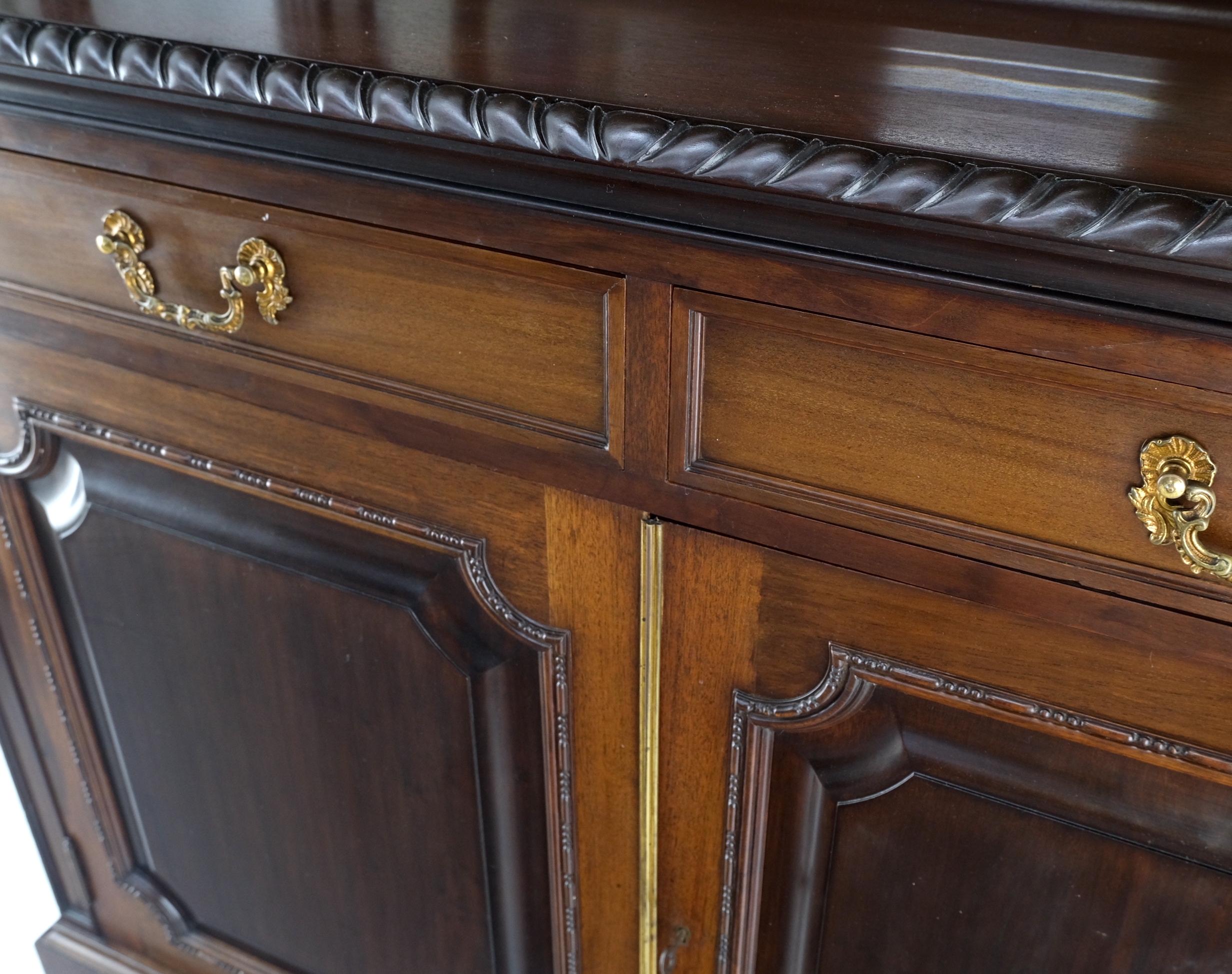 Armoire d'armoire en deux parties en acajou sculpté avec bordure en corde, Vitrine MINT en vente 1