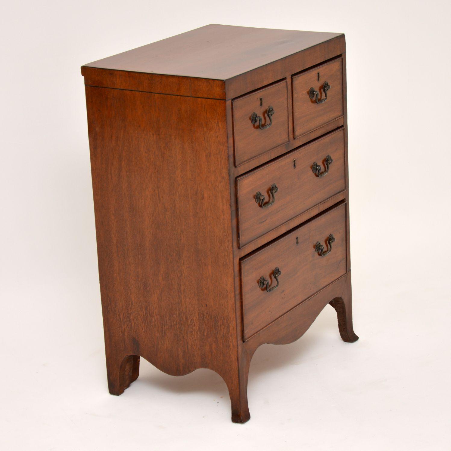 This antique George III mahogany chest of drawers has delightfully small proportions and is in excellent original condition. I would date it to around the 1810s-1820s and we believe the handles are original too. The drawers are graduated in depth