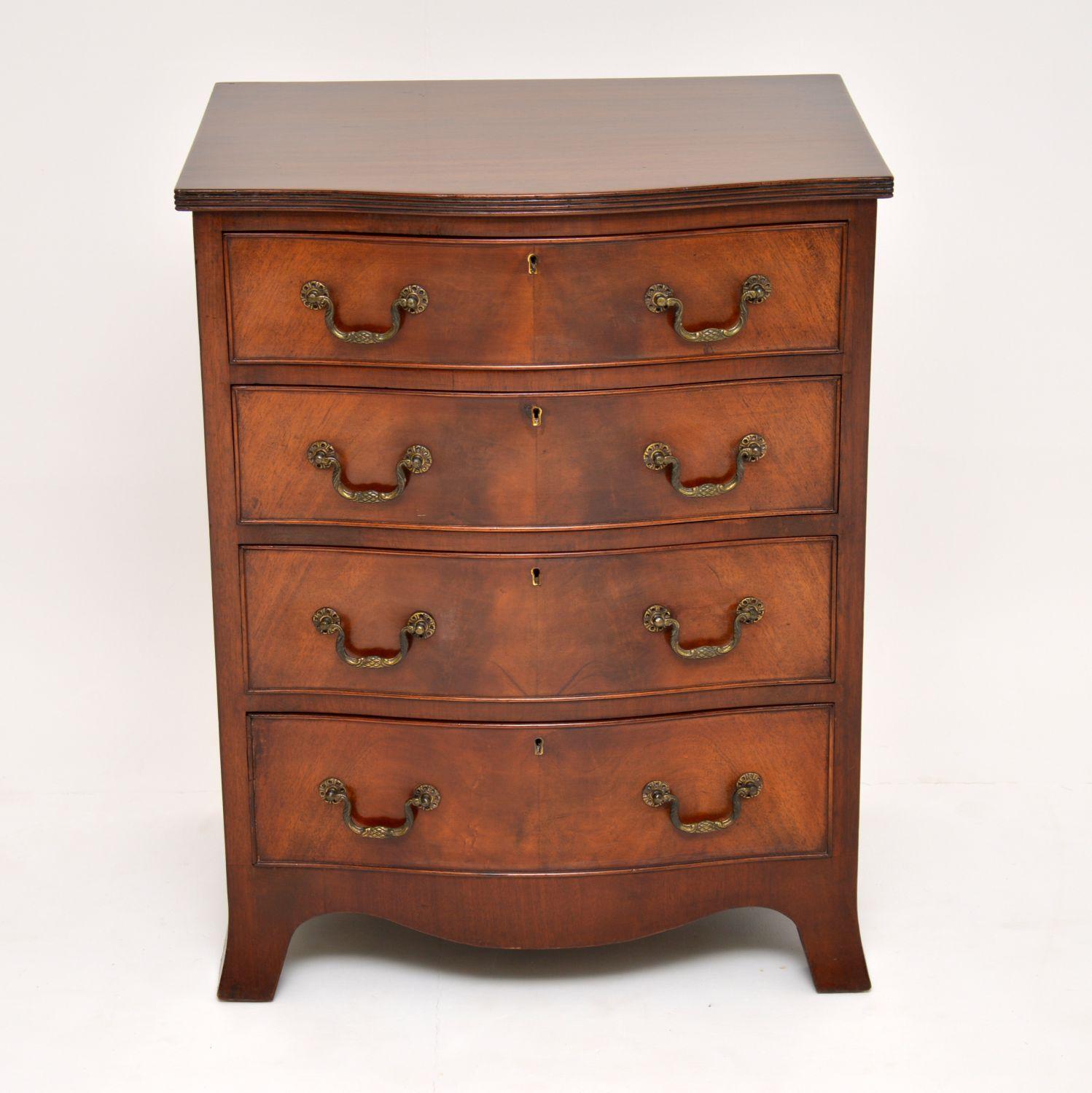 High quality antique mahogany chest of drawers of really nice small proportions.

It’s in excellent original condition and dates from circa 1900-1910 period.

This chest has a serpentine shaped front, a reeded top edge and sits on splayed feet.