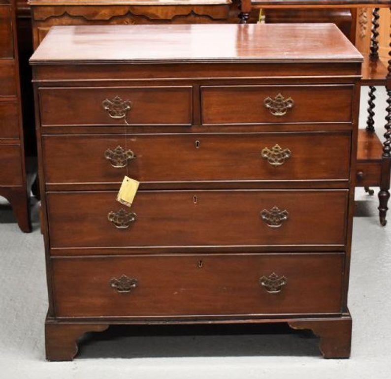 For sale is a good quality Georgian mahogany chest of drawers, in good condition showing minor signs of wear commensurate with age and use.

Width: 38.25