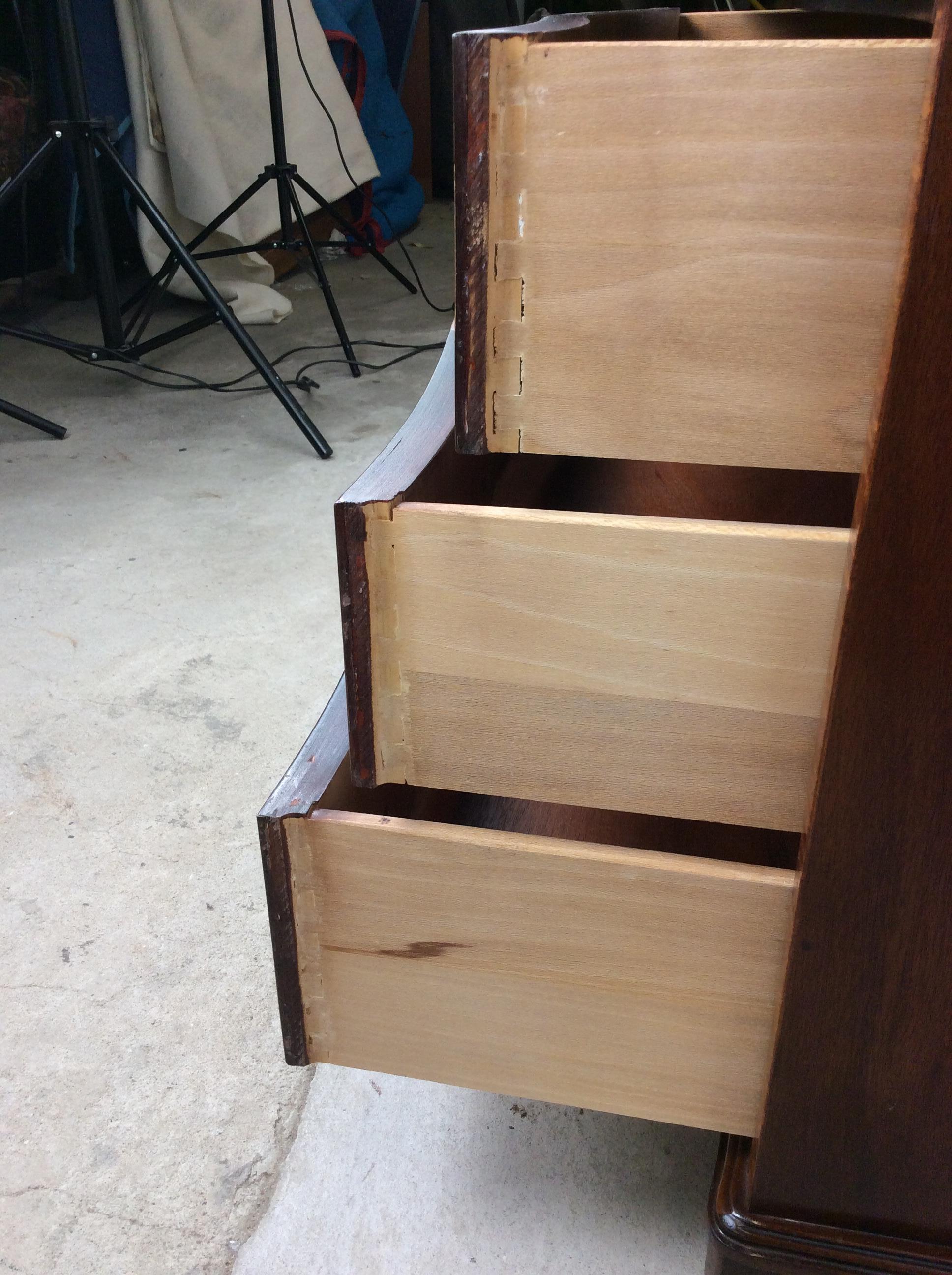 Commode ancienne en acajou avec quincaillerie en laiton en vente 5