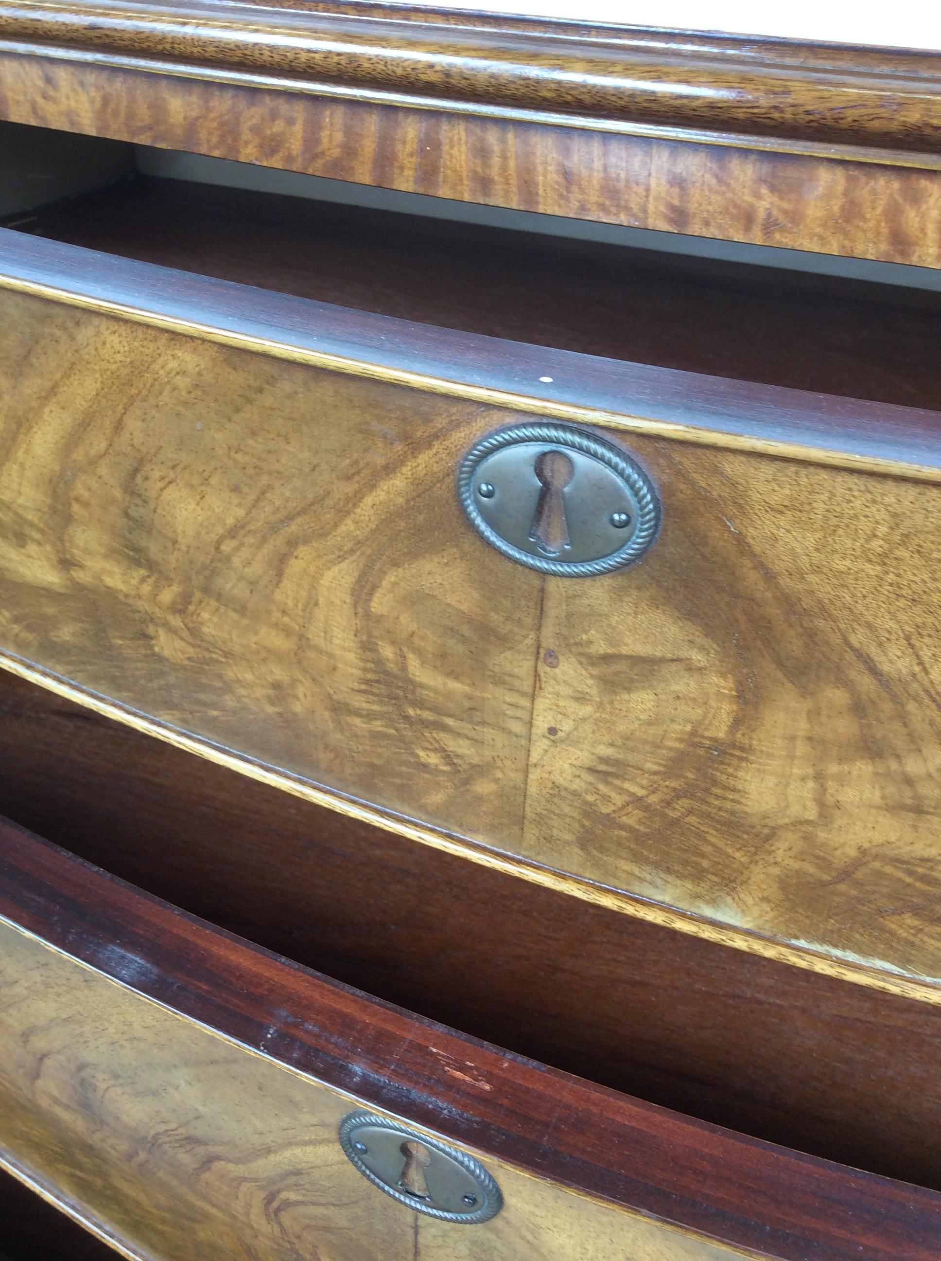 Commode ancienne en acajou avec quincaillerie en laiton en vente 7