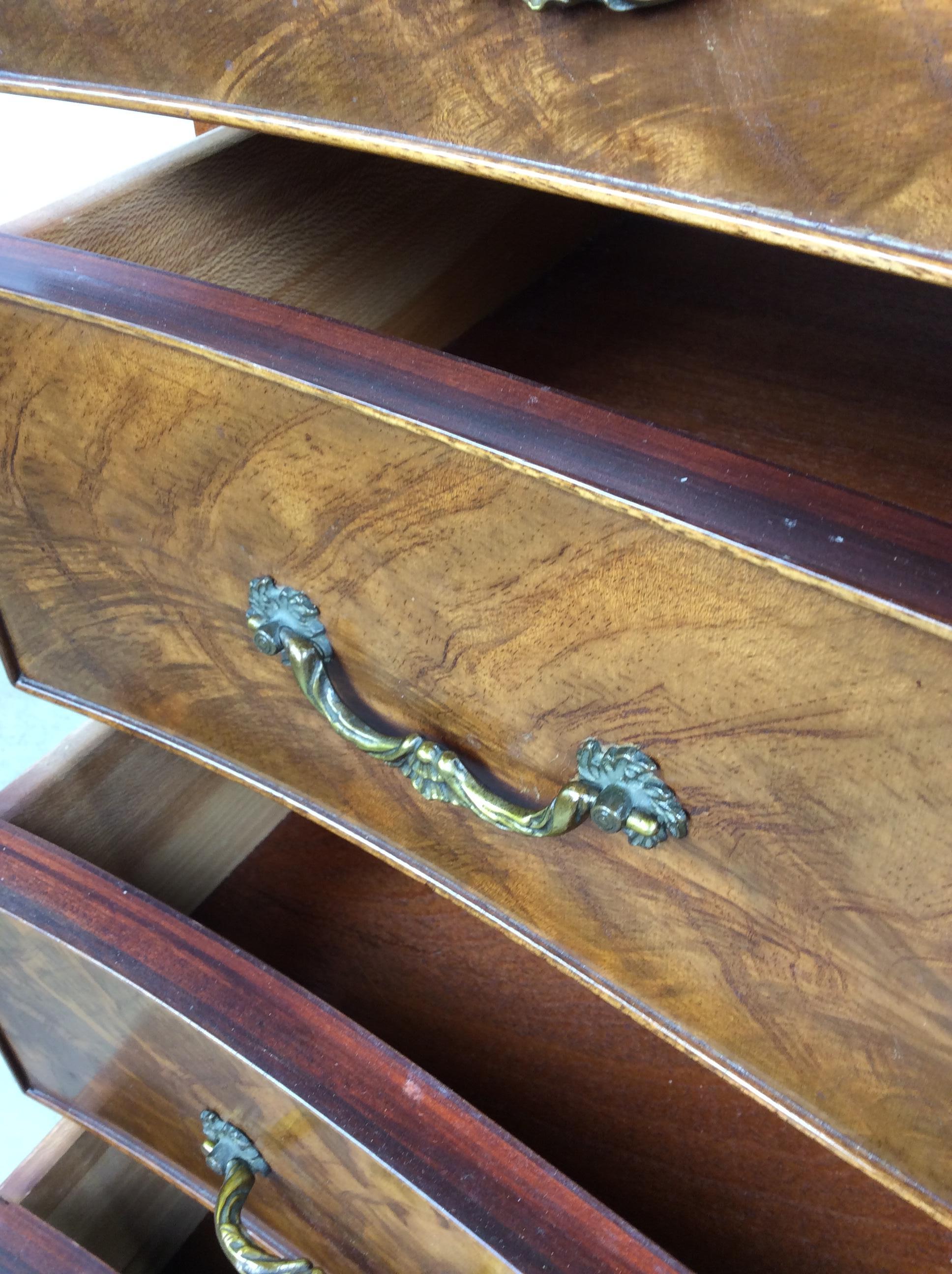 Commode ancienne en acajou avec quincaillerie en laiton en vente 8