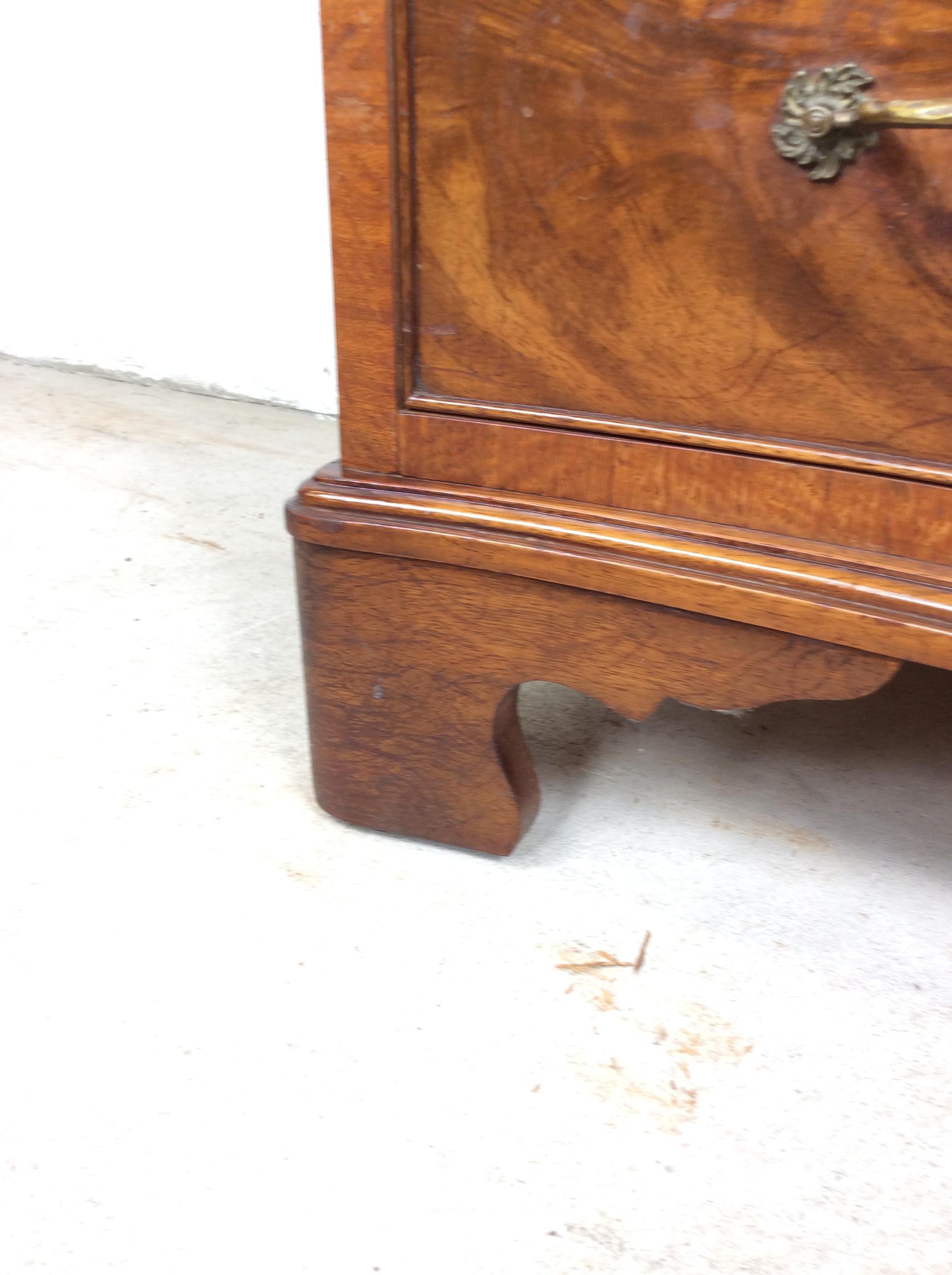 Commode ancienne en acajou avec quincaillerie en laiton en vente 13