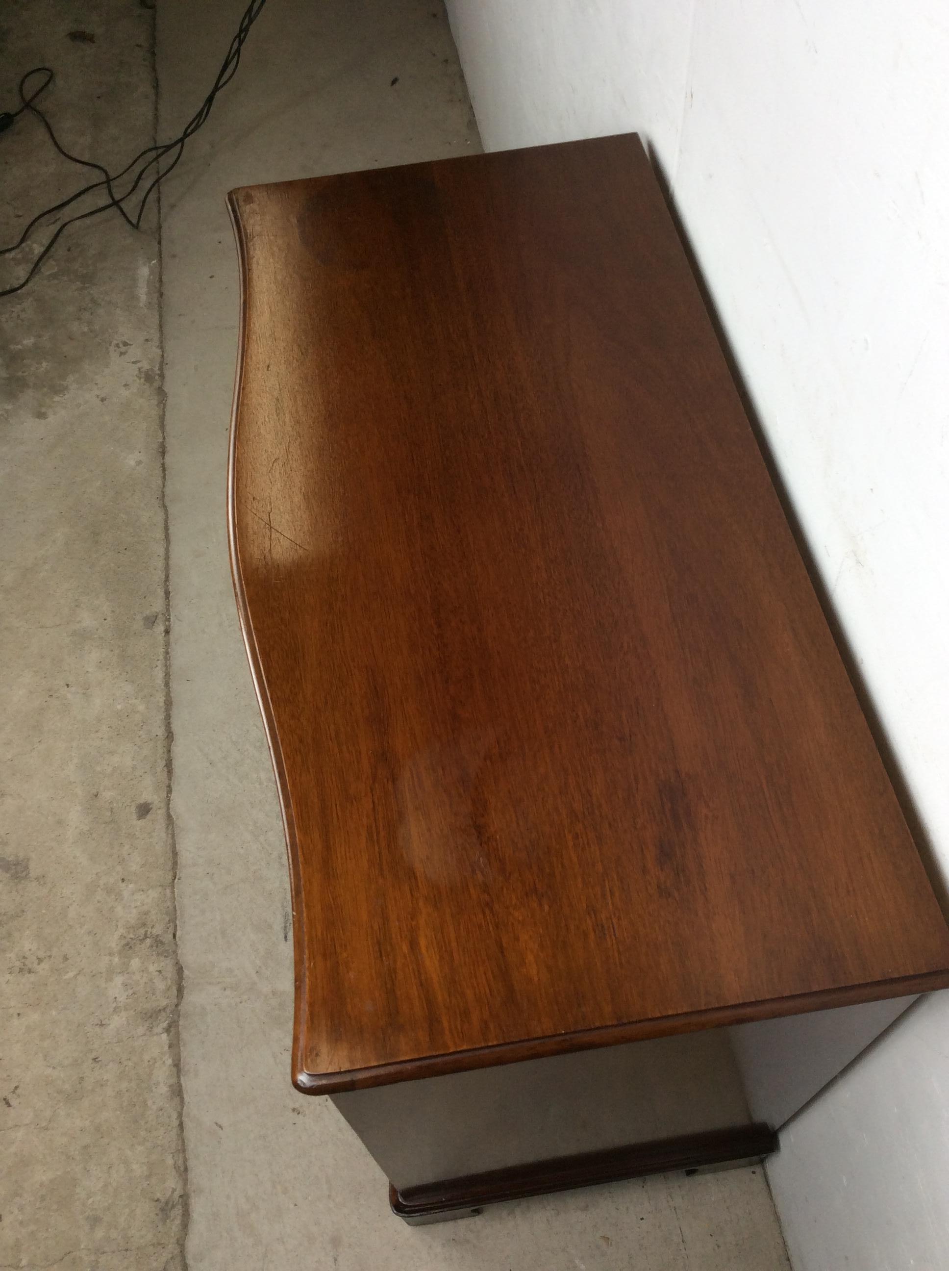 Cette commode antique en acajou est construite en bois dur, avec un magnifique placage d'acajou, quatre tiroirs à queue d'aronde avec une quincaillerie en laiton et des pieds courts et effilés.

Dimensions : 34w 16.75d 30.75h 

Notes sur l'état : Le