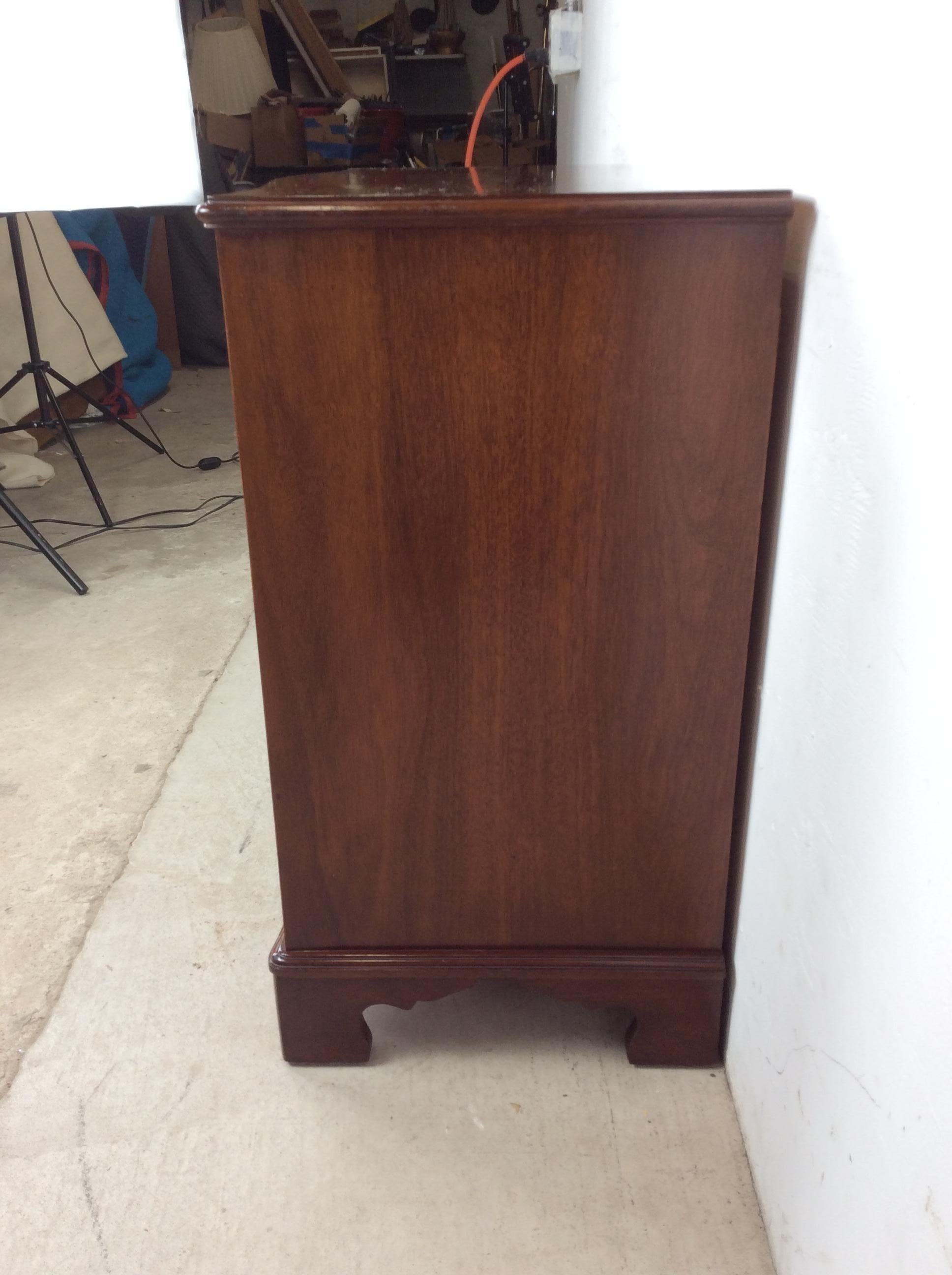 Classique américain Commode ancienne en acajou avec quincaillerie en laiton en vente