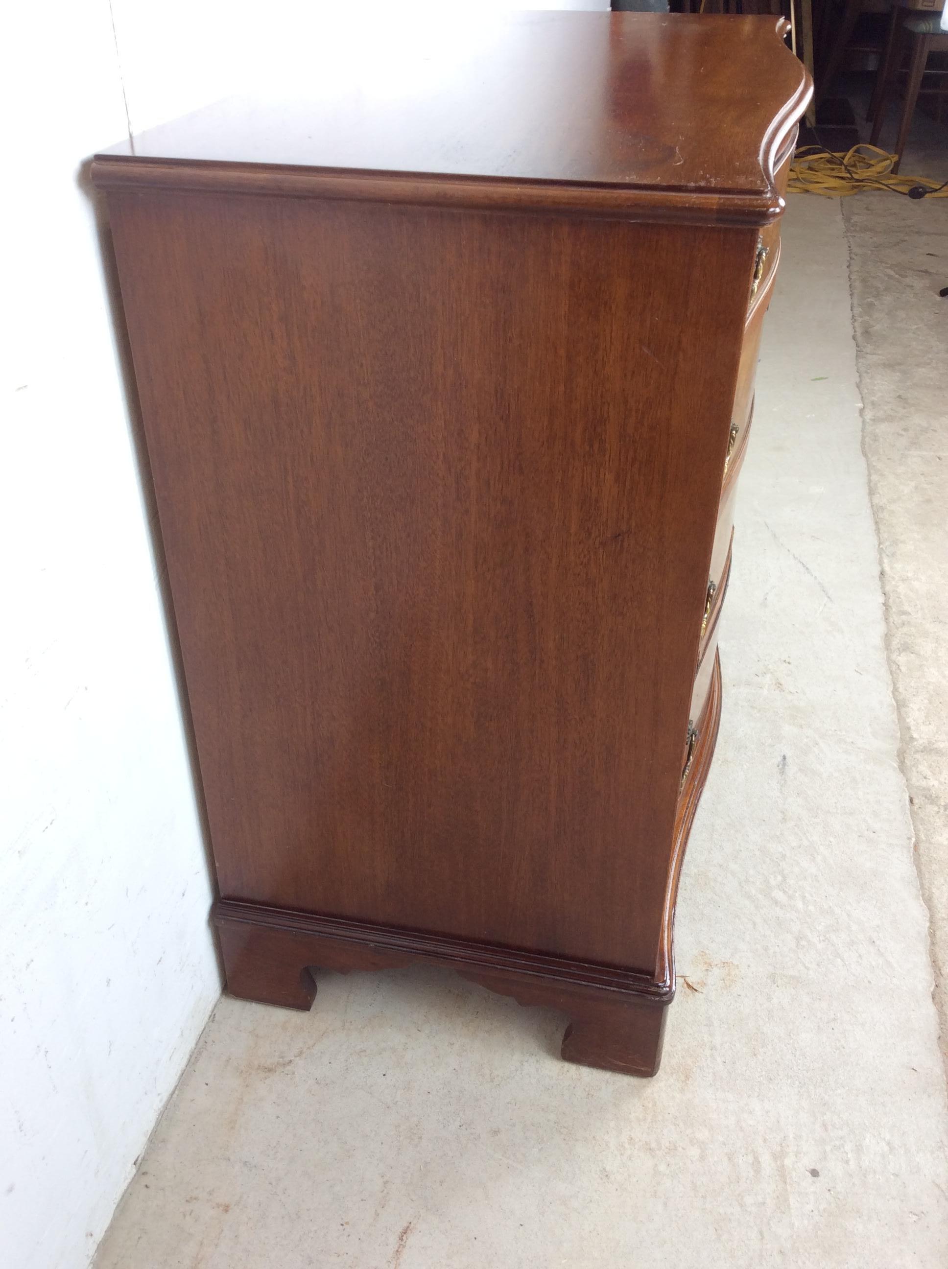 Laiton Commode ancienne en acajou avec quincaillerie en laiton en vente