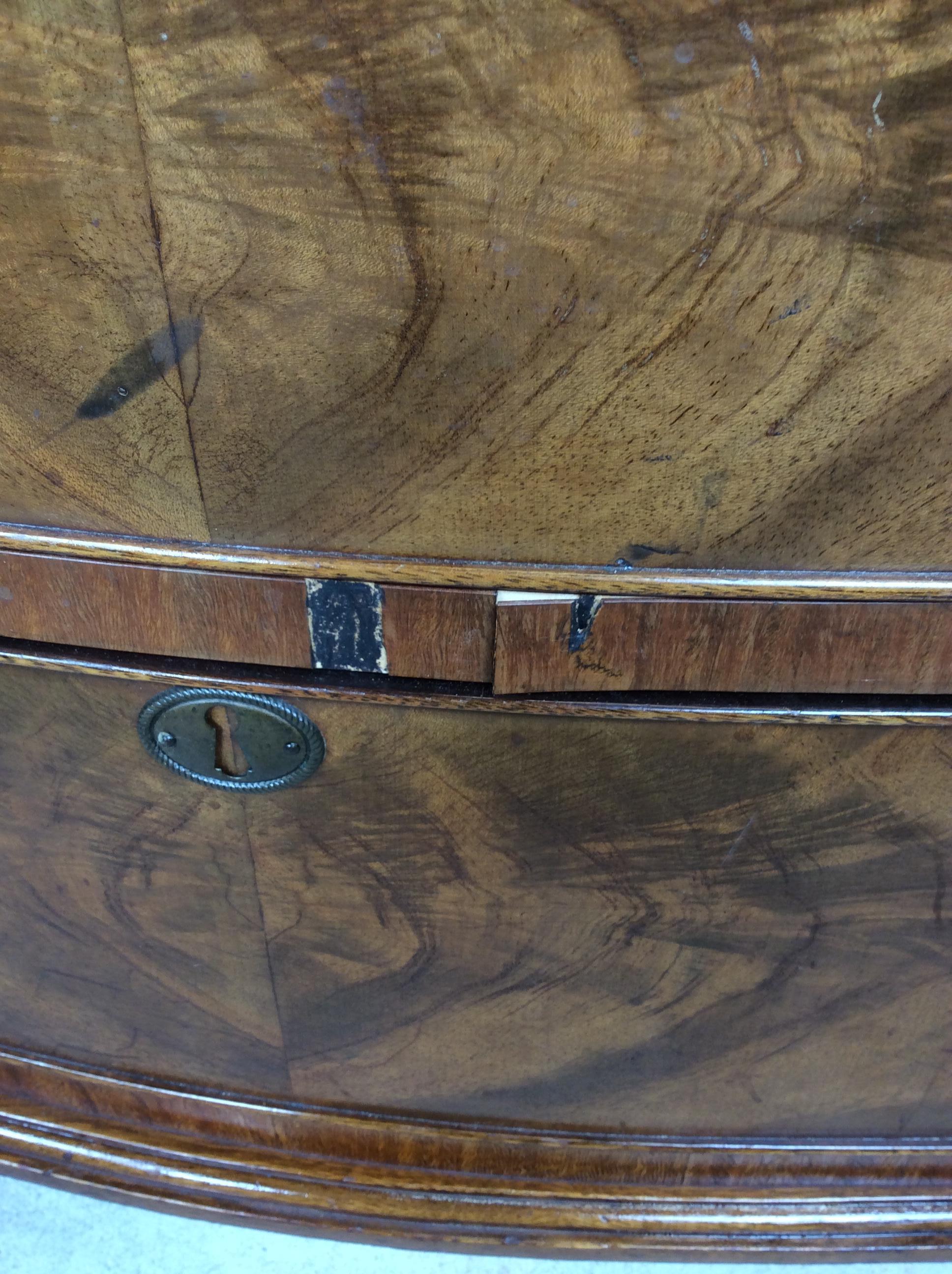 Commode ancienne en acajou avec quincaillerie en laiton en vente 1